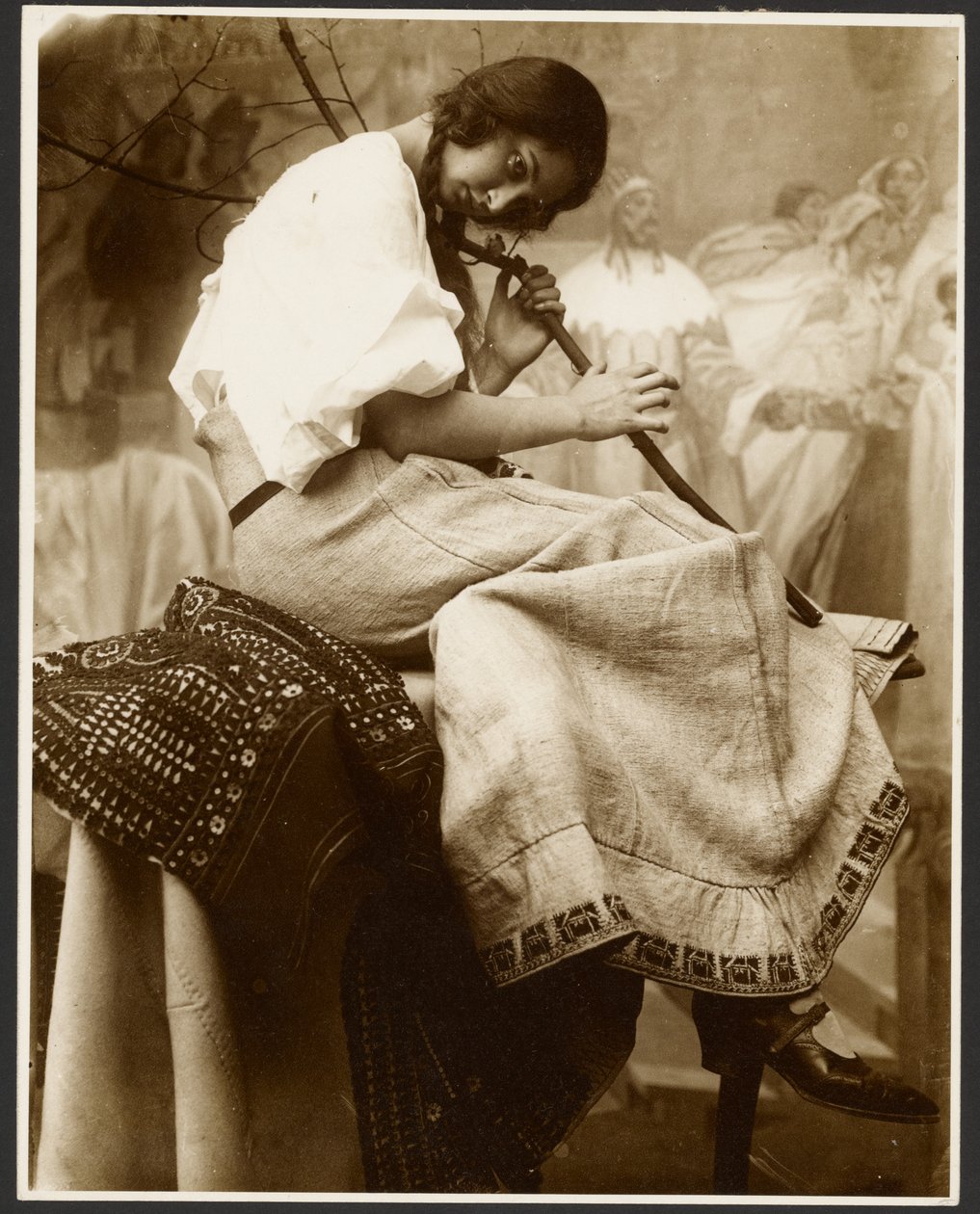 [Sedící modelka držící větev stromu] od Alphonse Maria Mucha