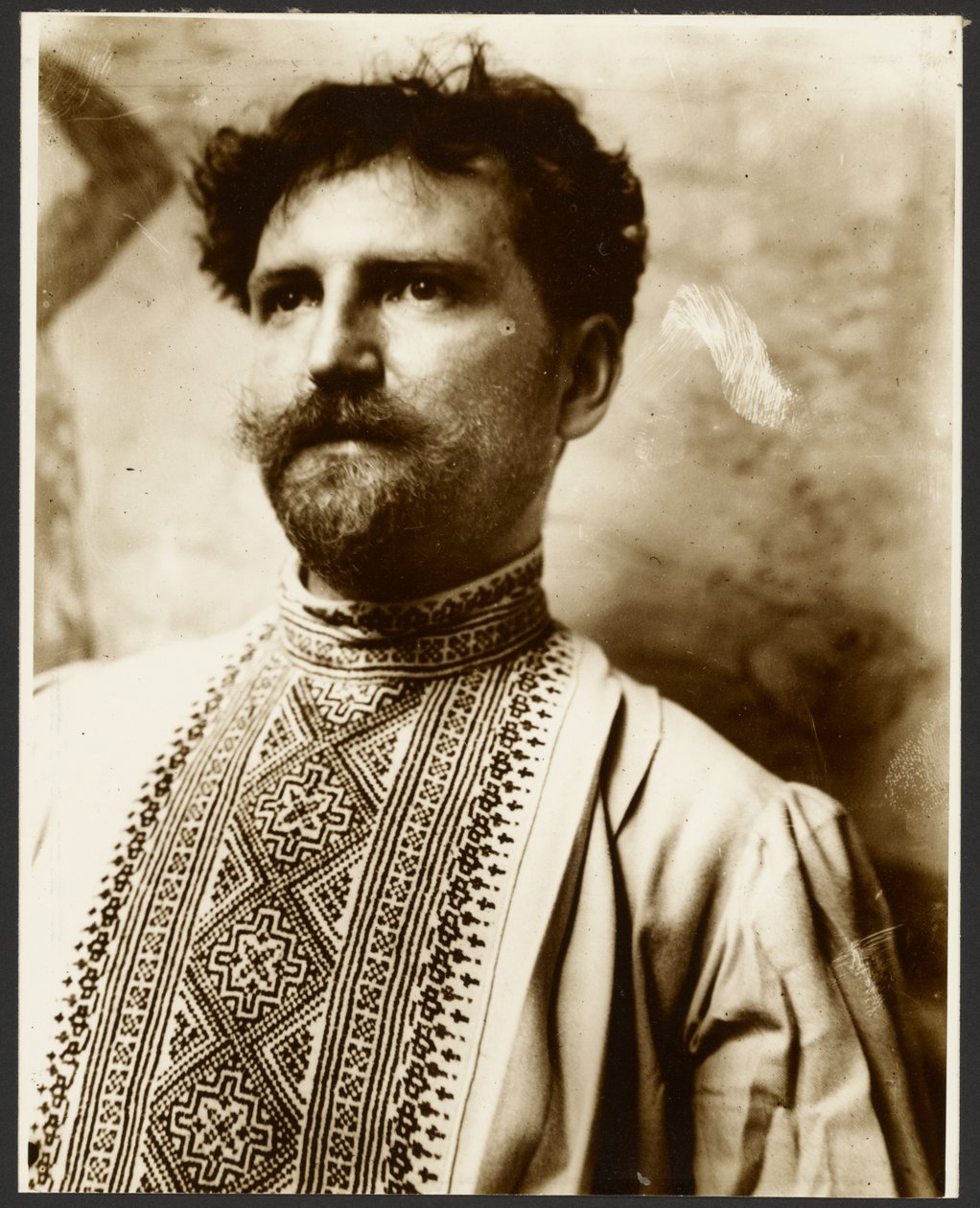 [Autoportrét v módní košili] od Alphonse Maria Mucha