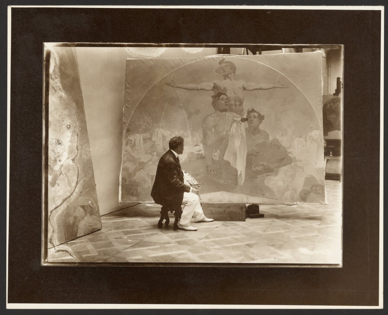 [Autoportrét Alfonse Muchy při práci na obraze "Luneta, silou ke svobodě, láskou k jednotě!" pro Primátorský sál Obecního domu v Praze] od Alphonse Maria Mucha