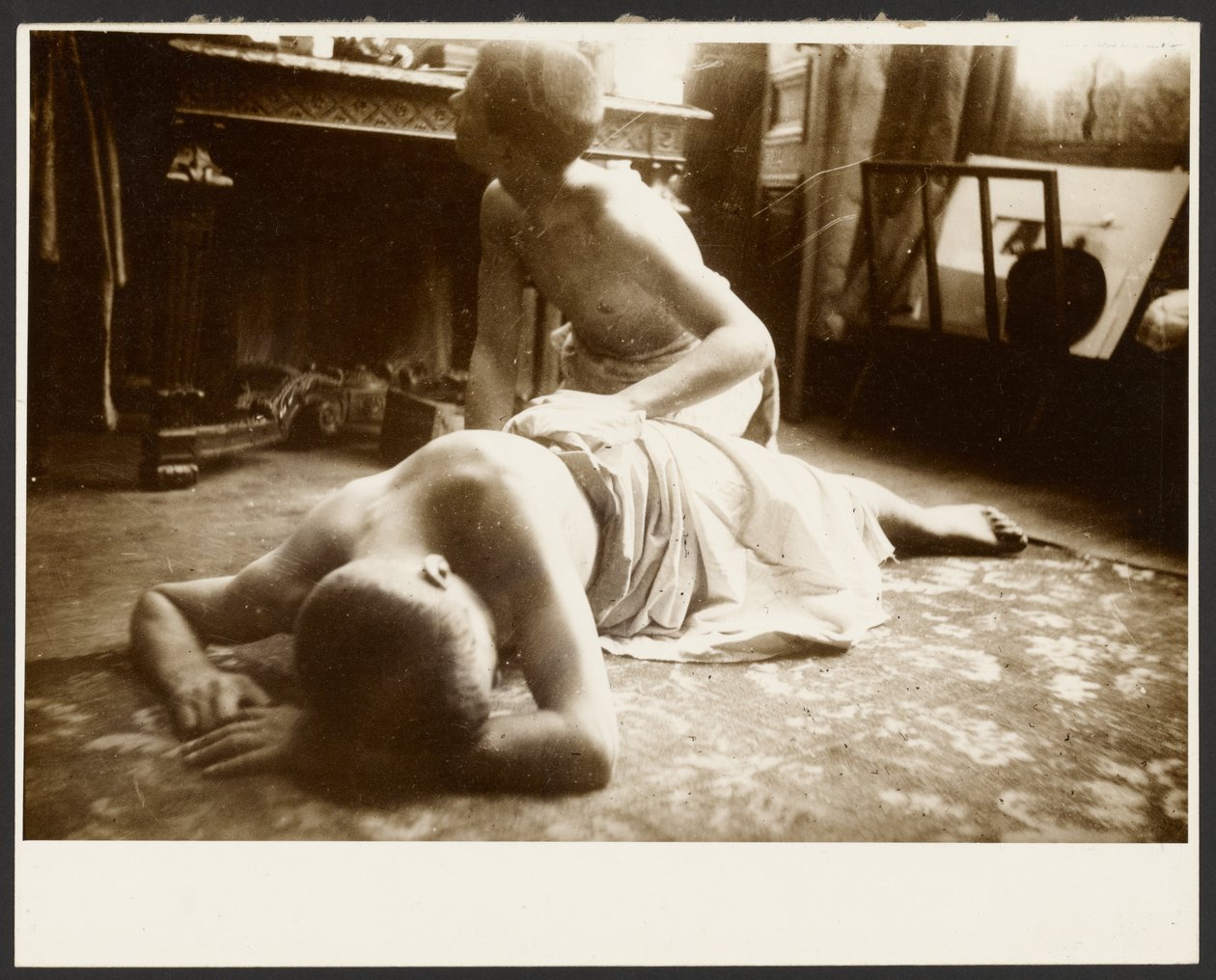 [Dva polonazí muži na podlaze studia] od Alphonse Maria Mucha