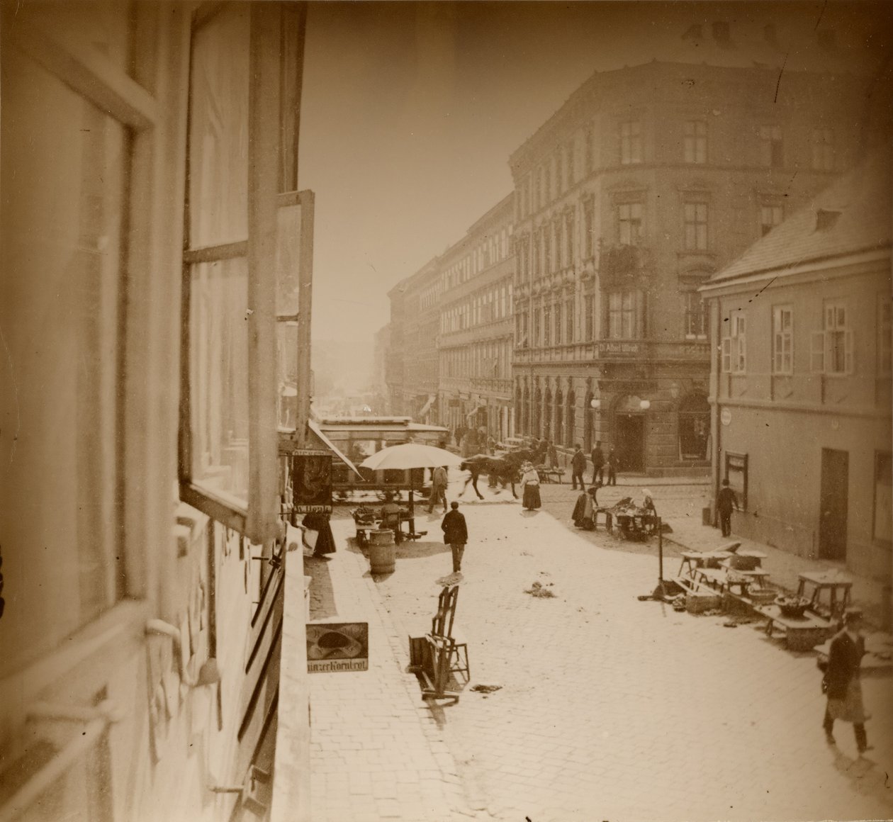 [Pohled z okna Muchova bytu, poblíž Amalienstrasse, Mnichov] od Alphonse Maria Mucha
