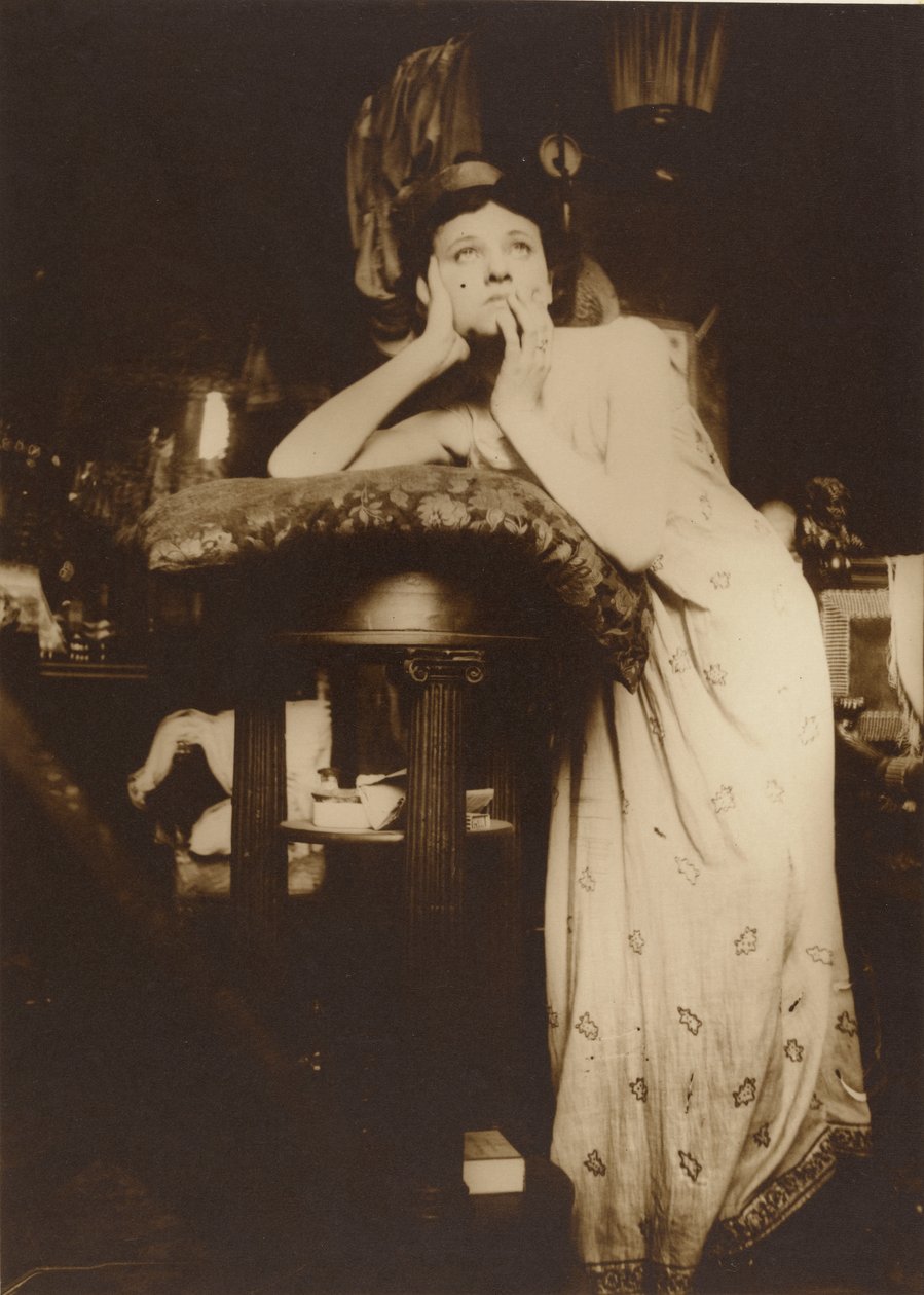 Modelka nosí diadém, Paříž, 1899 (sépiový želatinový stříbrný potisk) od Alphonse Mucha