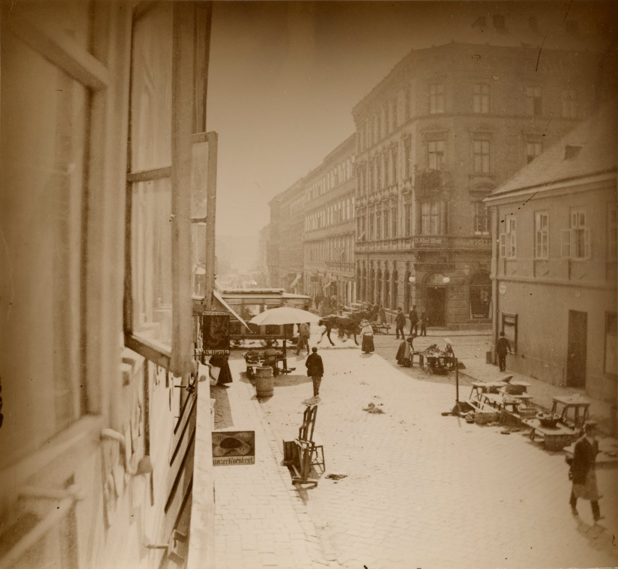 Pohled z okna bytu Muchas, poblíž Amalienstrasse, Mnichov, 1886 (želatinový stříbrný tisk) od Alphonse Mucha
