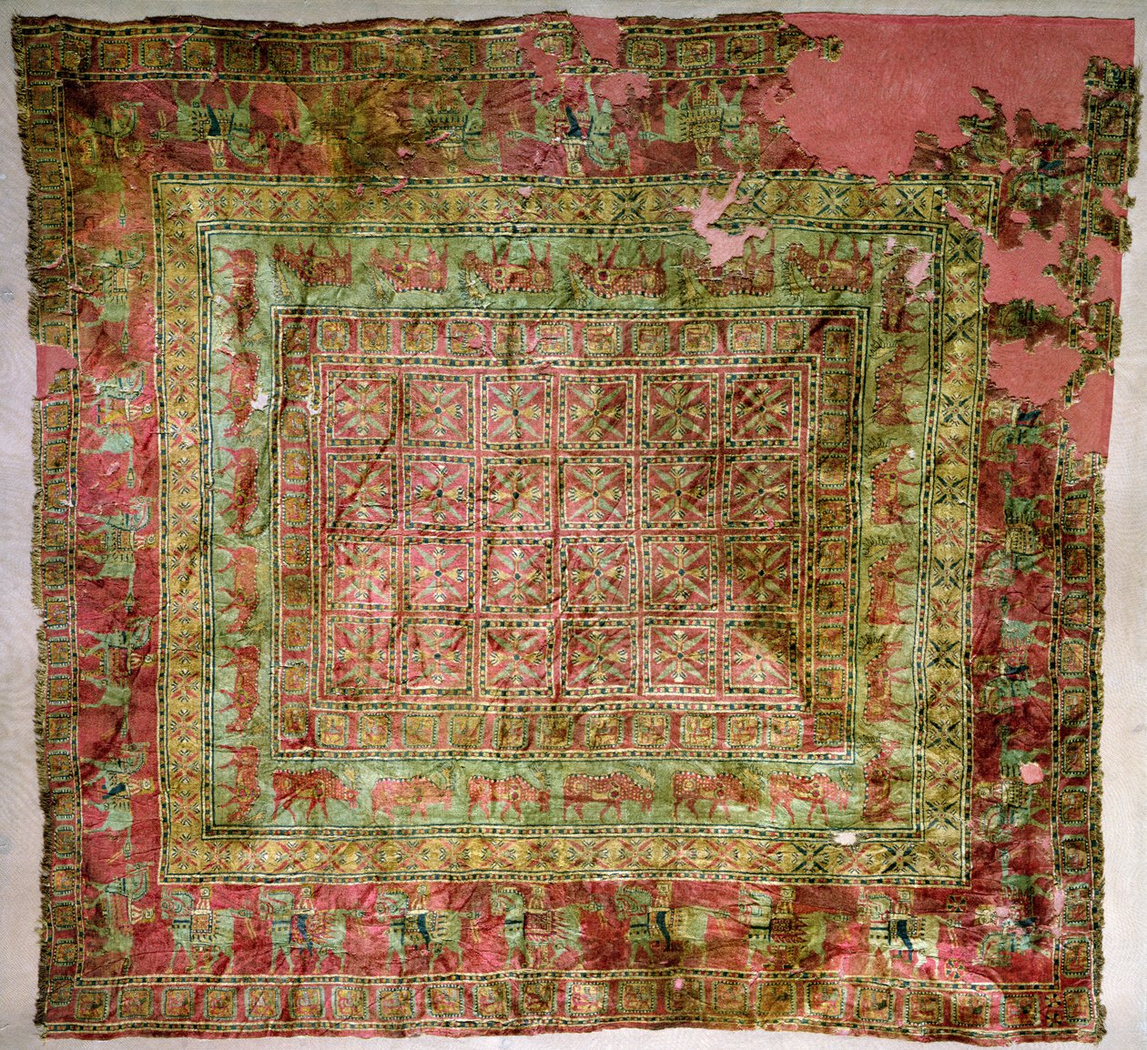 Hromadný koberec zobrazující koně, jezdce, daňky a gryfy, z pazyryských mohyl, 5.–4. století př. n. l. (textil) (podrobnosti viz 165705) od Altaic School