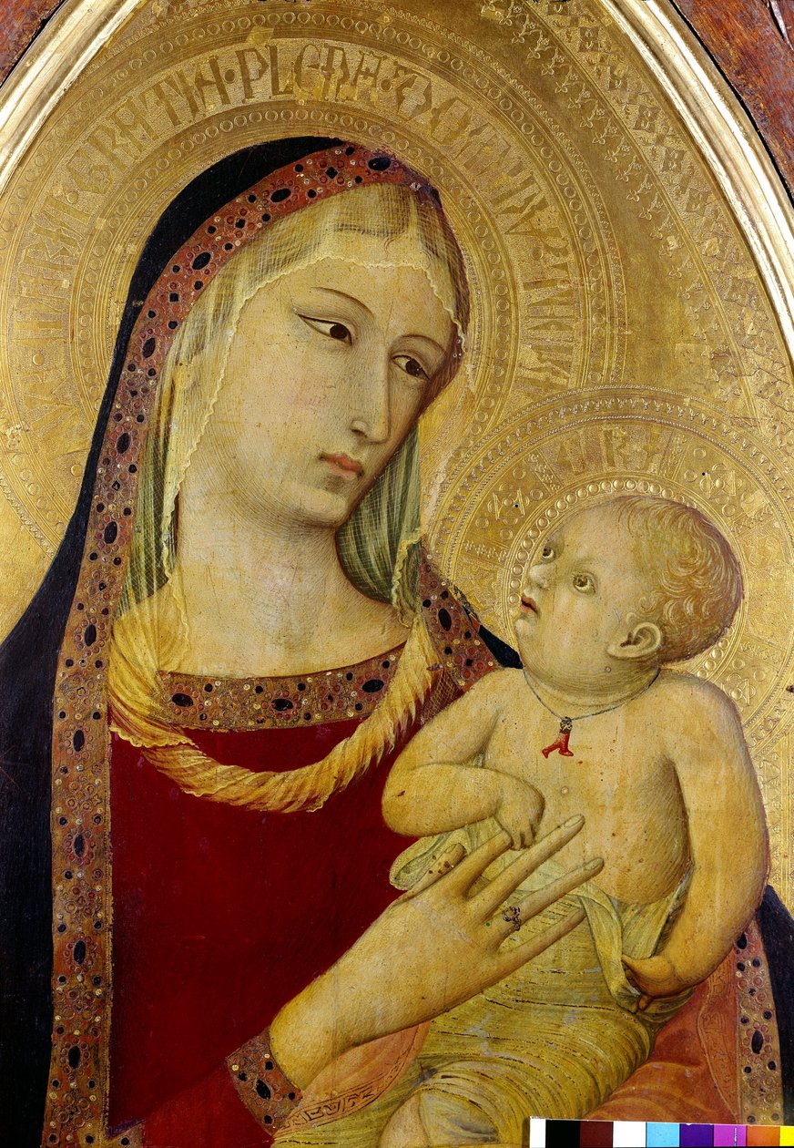 Panna a dítě, detail. Triptych svatého žalobce. Madonna nosí závoj a prsten na prstu ruky. Ježíš Kristus nosí náhrdelník s korálovým přívěskem. Obraz od Ambrogia Lorenzettiho (1285-kolem 1348) od Ambrogio Lorenzetti