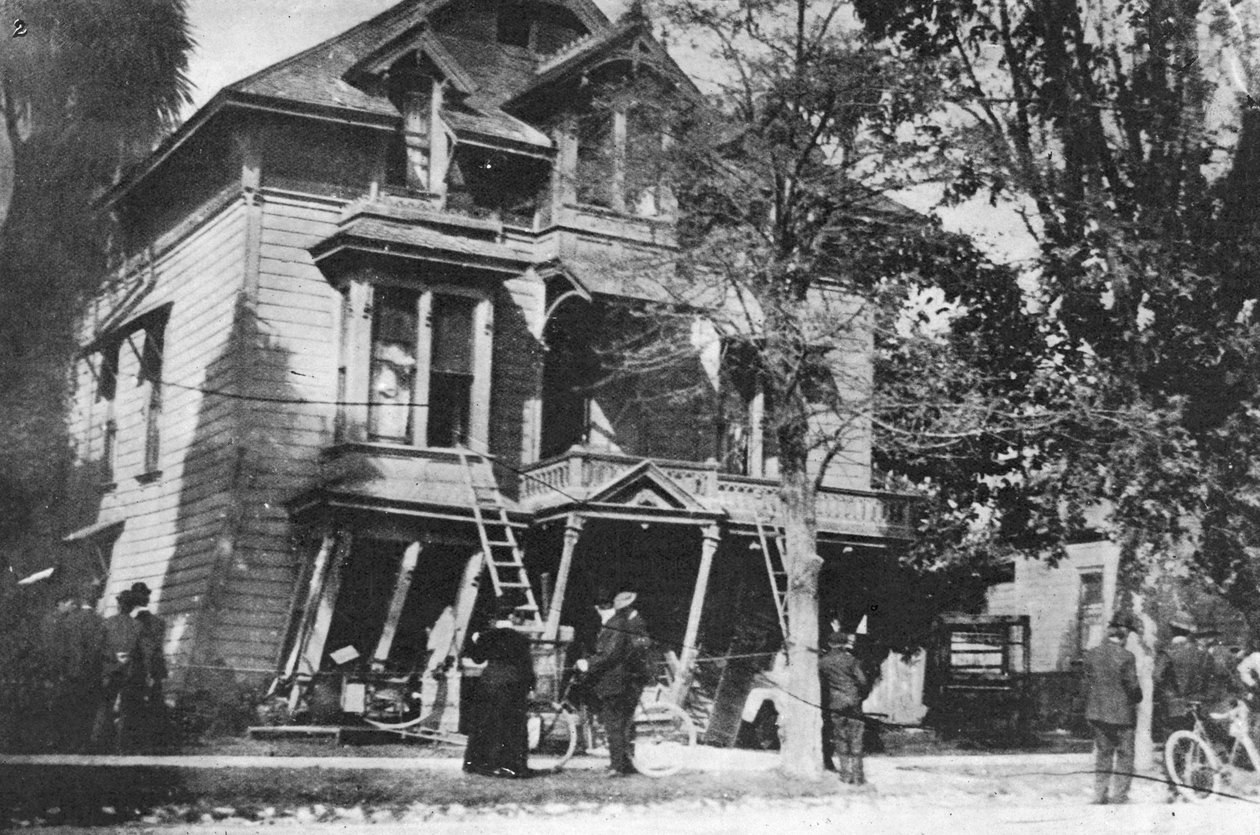 Dům na pokraji zřícení po zemětřesení v San Franciscu v roce 1906, 1906 od American Photographer