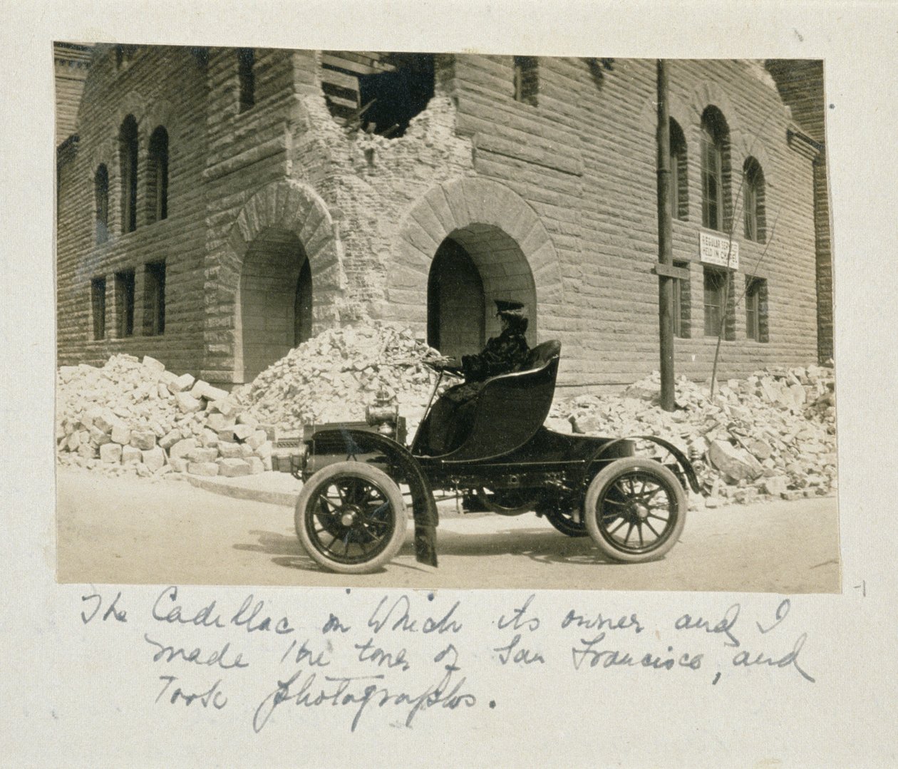 Žena na prohlídce ruin po zemětřesení v San Franciscu v roce 1906 od American Photographer