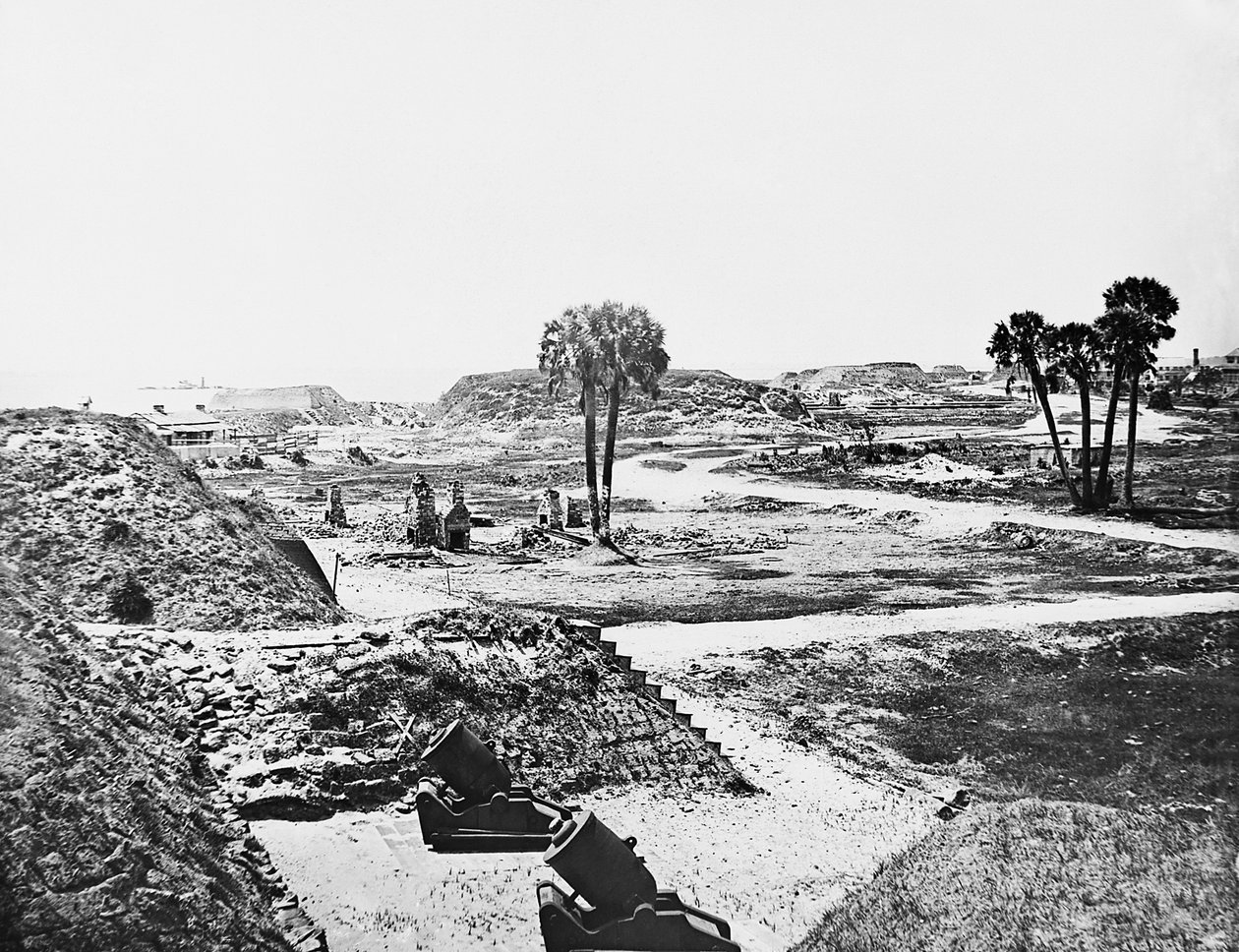 Opuštěné minomety a prázdné konfederační opevnění vedle Fort Moultrie na ostrově Sullivans, Charleston Harbor, Jižní Karolína, 1865 od American Photographer