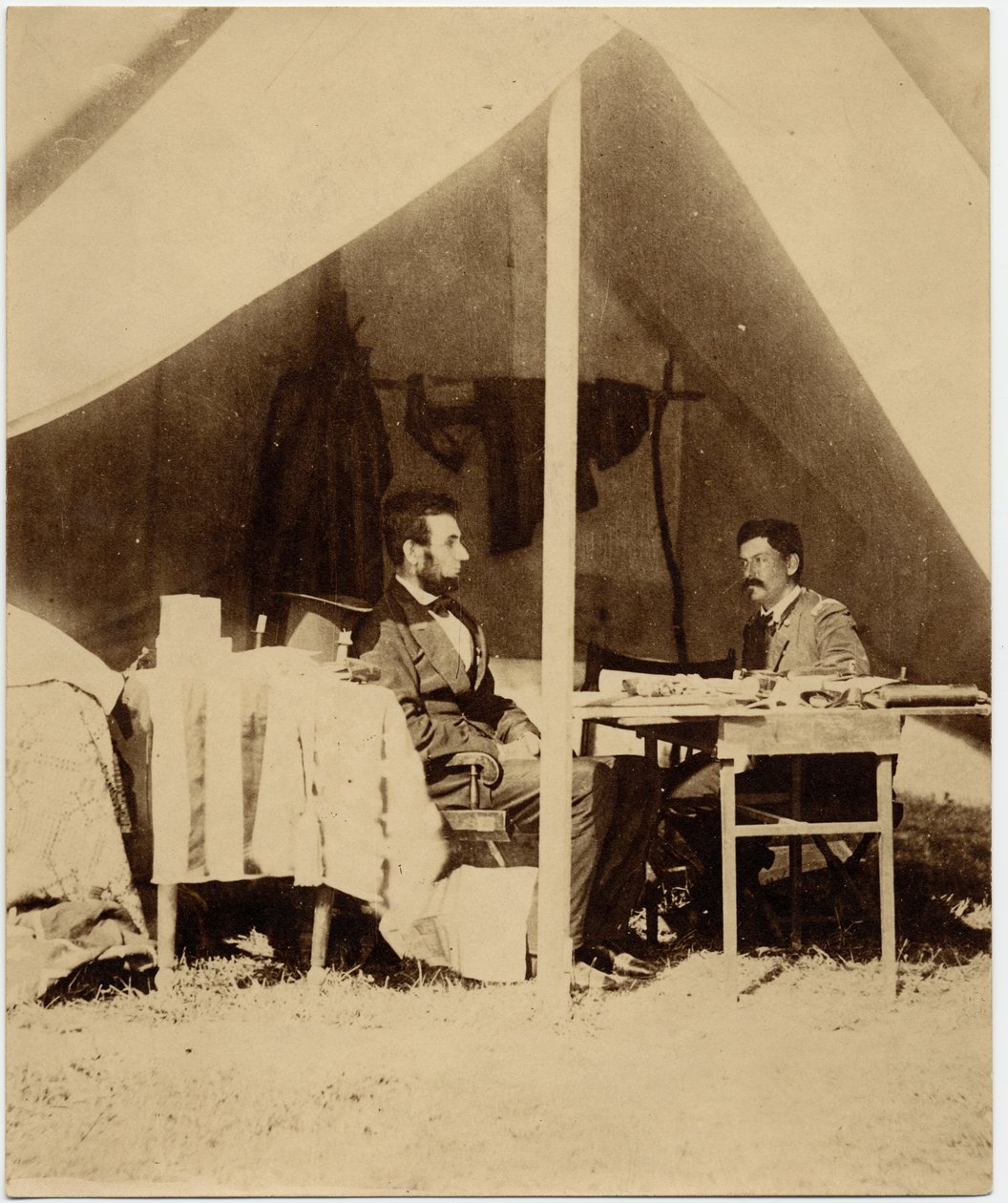 Abraham Lincoln (1809-65), 16. prezident USA, a George Brinton McClellan (1826-85), armádní generál Unie (foto alba) od American Photographer
