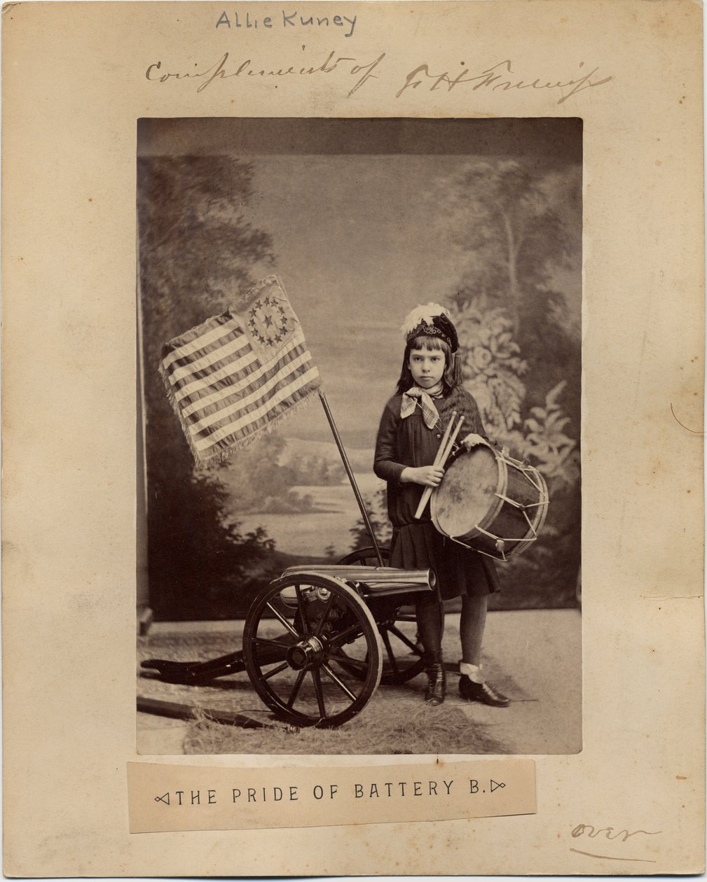 Allie Kunie, v kostýmu jako dívka z básně The Pride of Battery B od Franka H. Gassawaye zobrazená v 336831, zadní strana této fotografie (fotografie z alba) od American Photographer