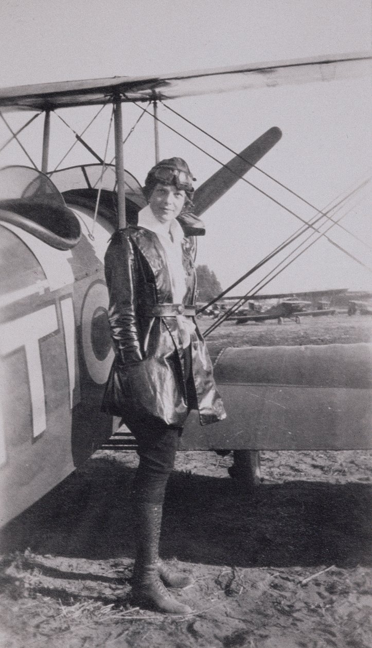 Amelia Earhart (1897-1937) vedle dvouplošníku McLintic, kolem roku 1922 od American Photographer