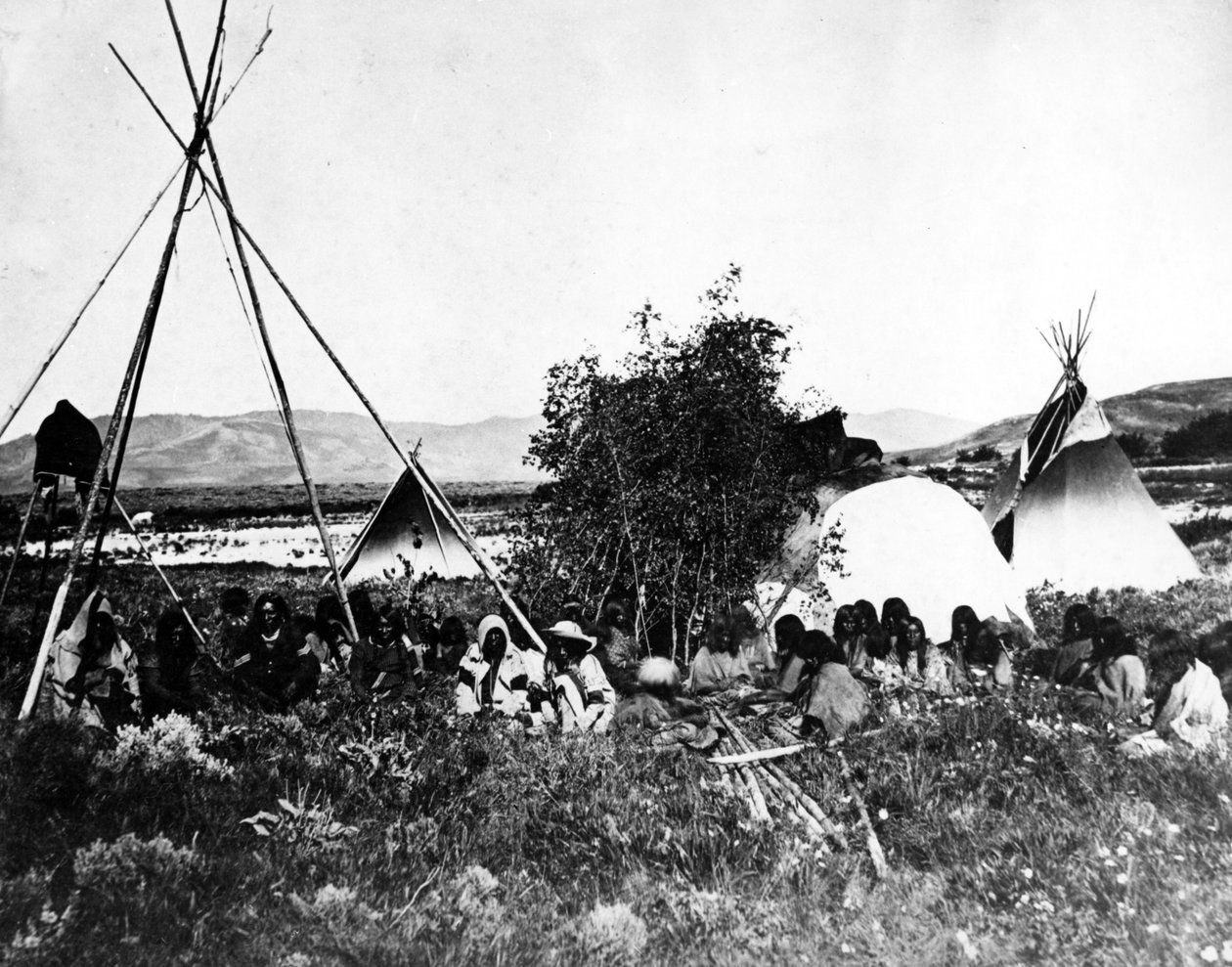 Američtí indiáni s teepee, kolem 70. let 19. století od American Photographer