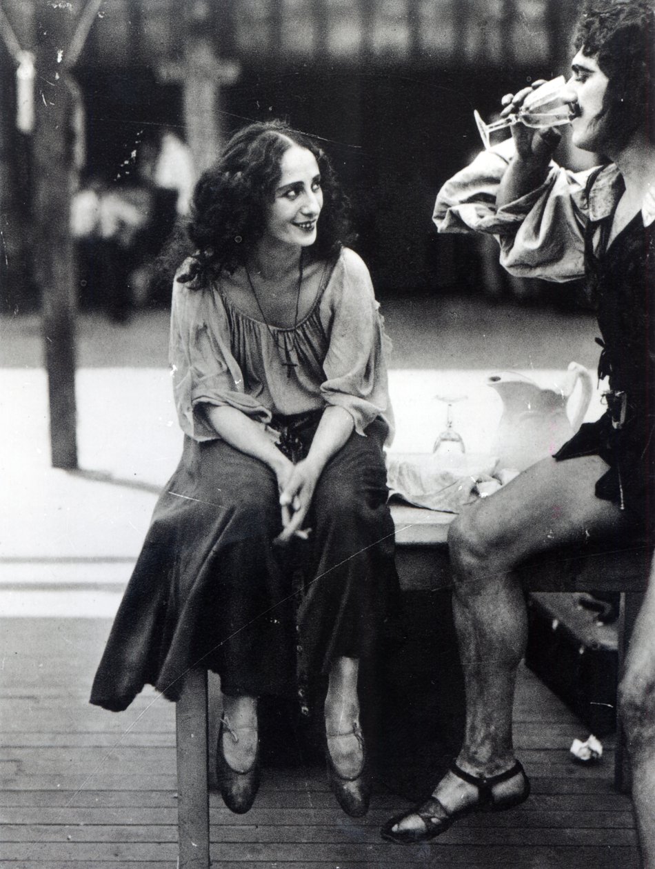 Anna Pavlova jako Fenella ve scéně z filmu 