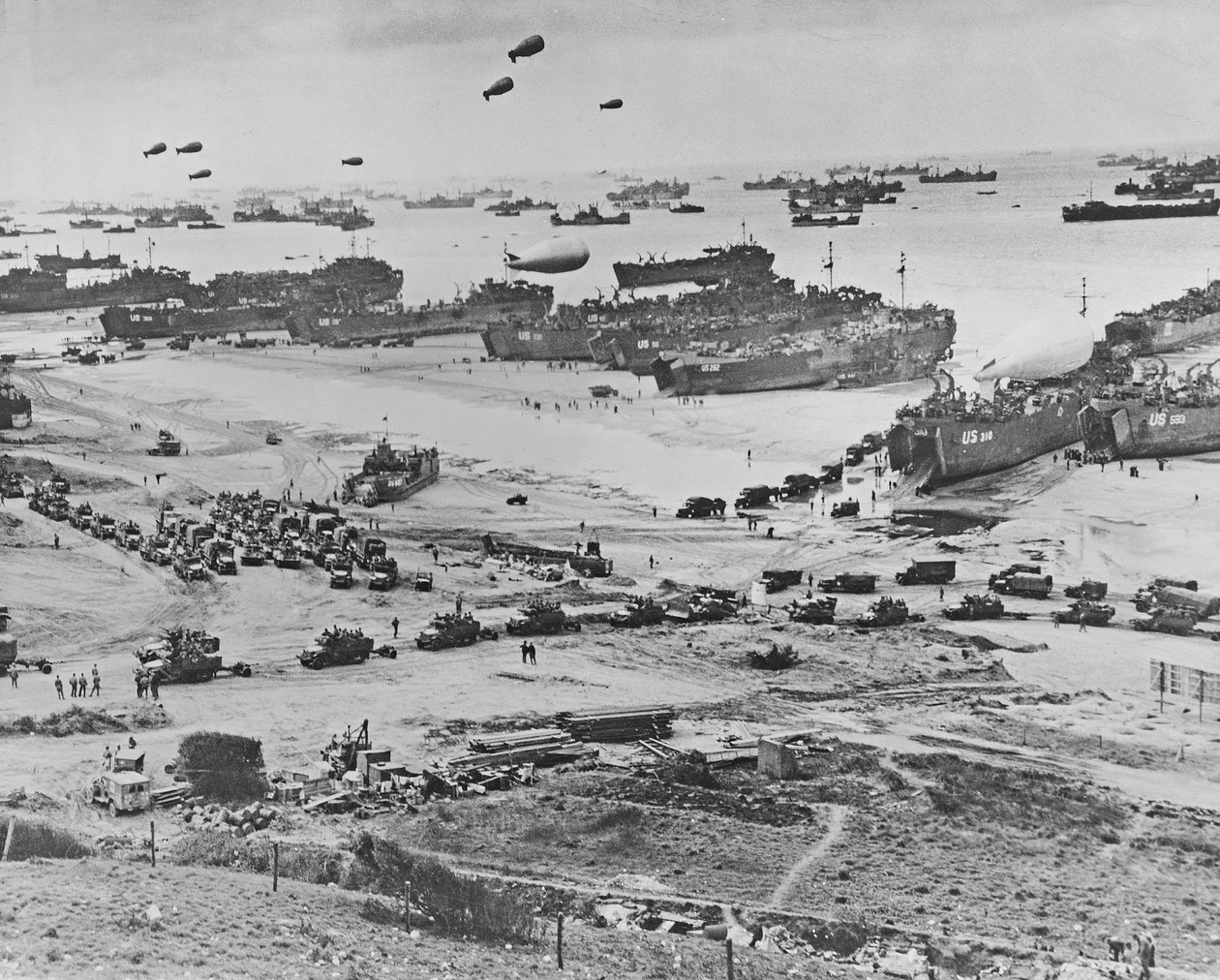 Pohled z ptačí perspektivy na vyloďovací čluny, balony a spojenecké jednotky přistávající v Normandii ve Francii v den D, 6. června 1944 (želatinový stříbrný tisk) od American Photographer