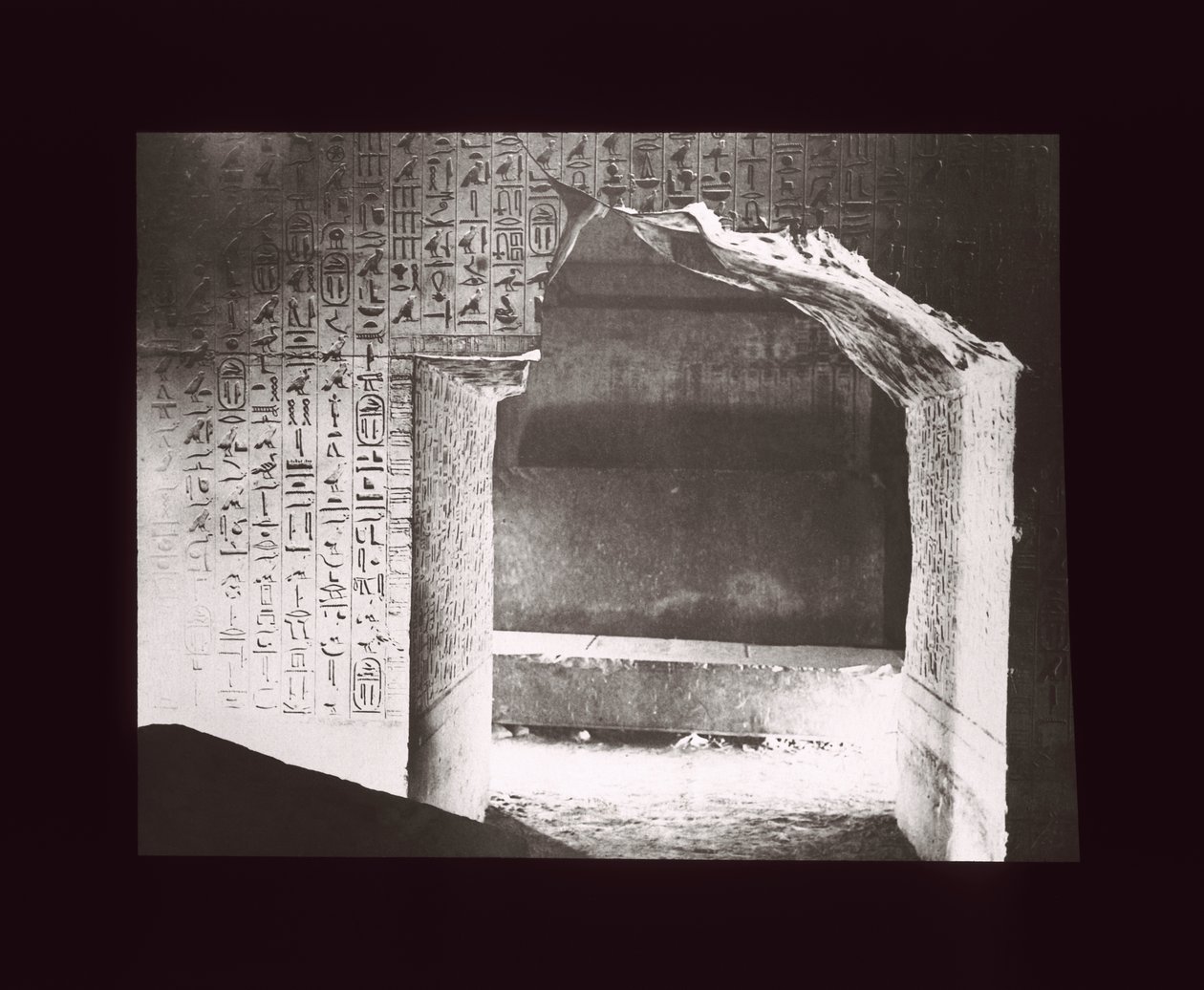 Pohřební komora, pyramida Unas, Sakkara, 5. dynastie (skluzavka lucerny) od American Photographer