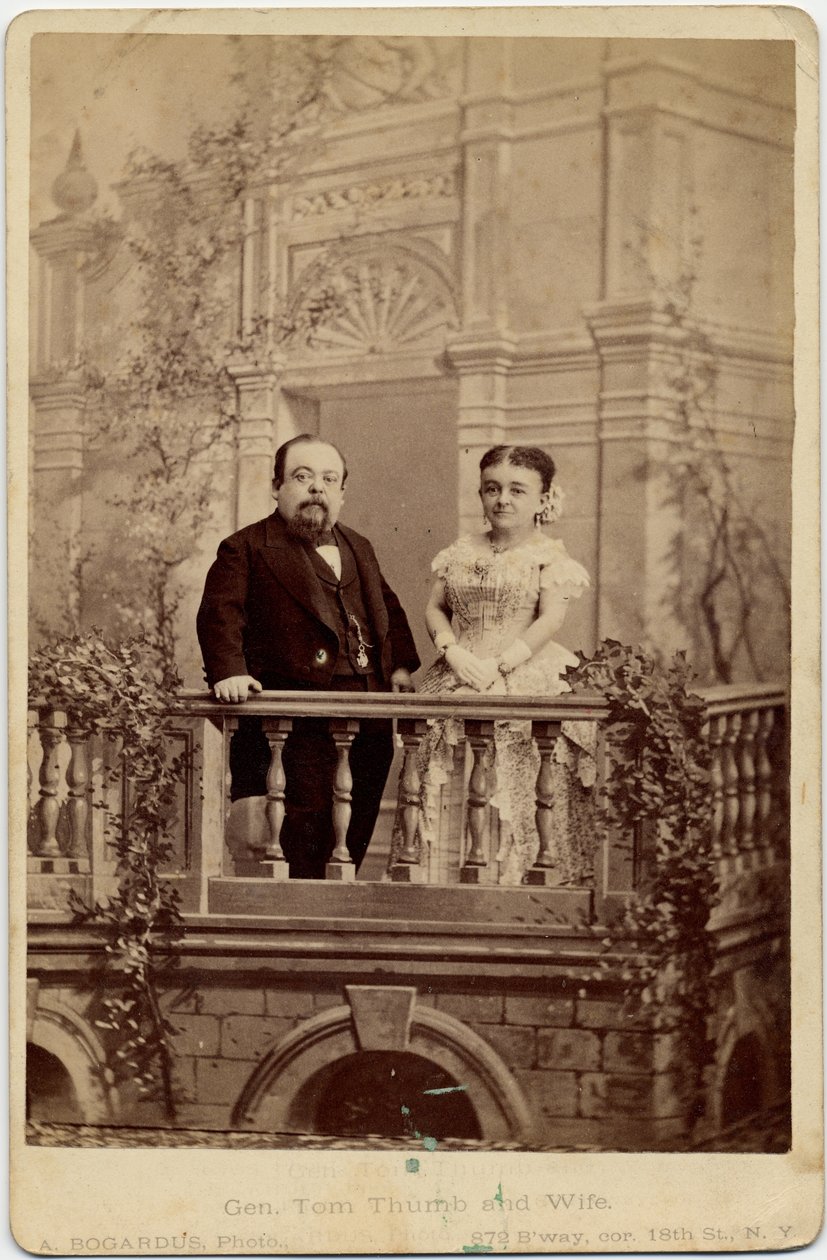 Charles Sherwood Stratton, pseudonym: generál Tom Thumb (1838-83) a Mercy Lavinia Warren Bump (1841-1919), jeho žena, známá jako paní Tom Thumb, účinkující a trpaslíci; foto: A Bogardus, New York (al. od American Photographer