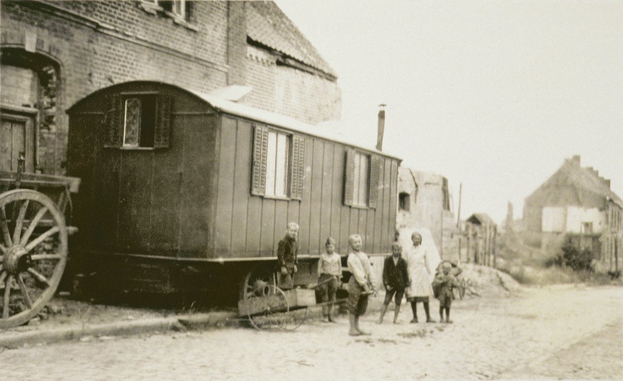 Děti a rodiny ve Francii po první světové válce, Lens, Pas-de-Calais, 1919 od American Photographer