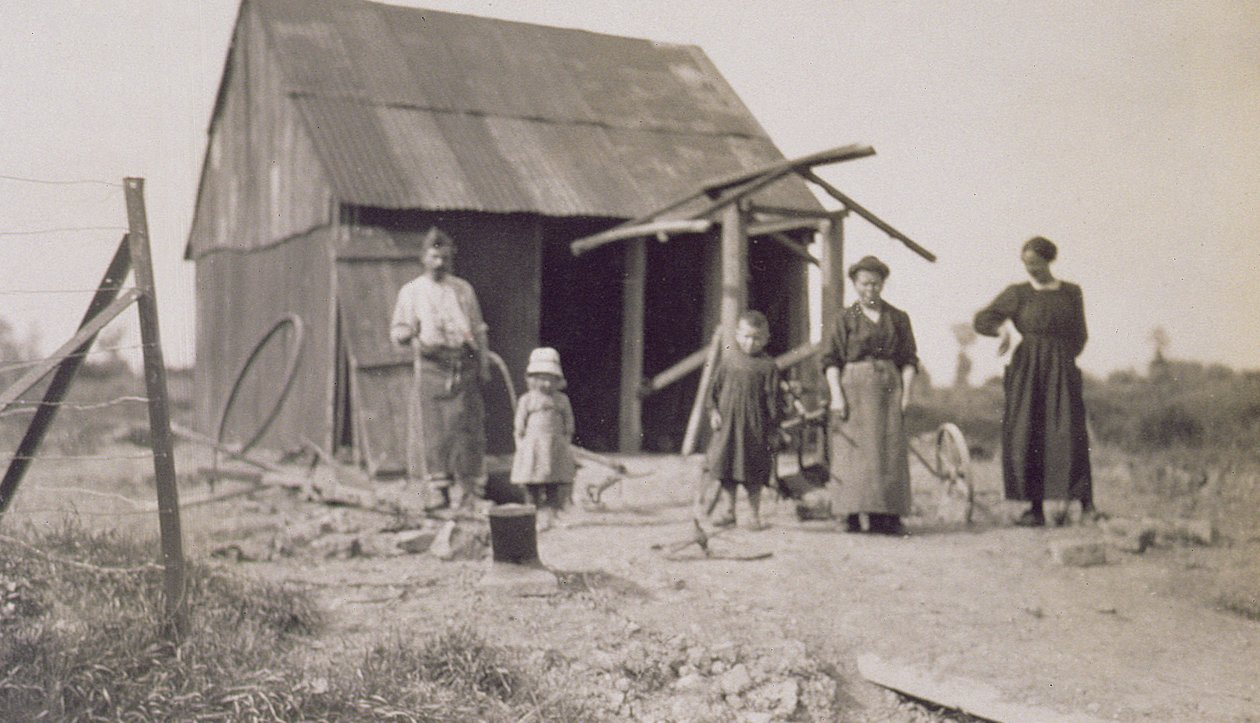 Děti a rodiny ve Francii po první světové válce, Lens, Pas-de-Calais, 1919 od American Photographer