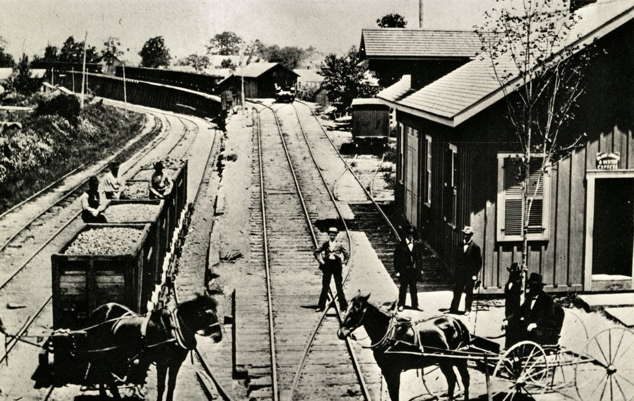 Depot and tracks, Waymart, Pennsylvania, 1895 od American Photographer