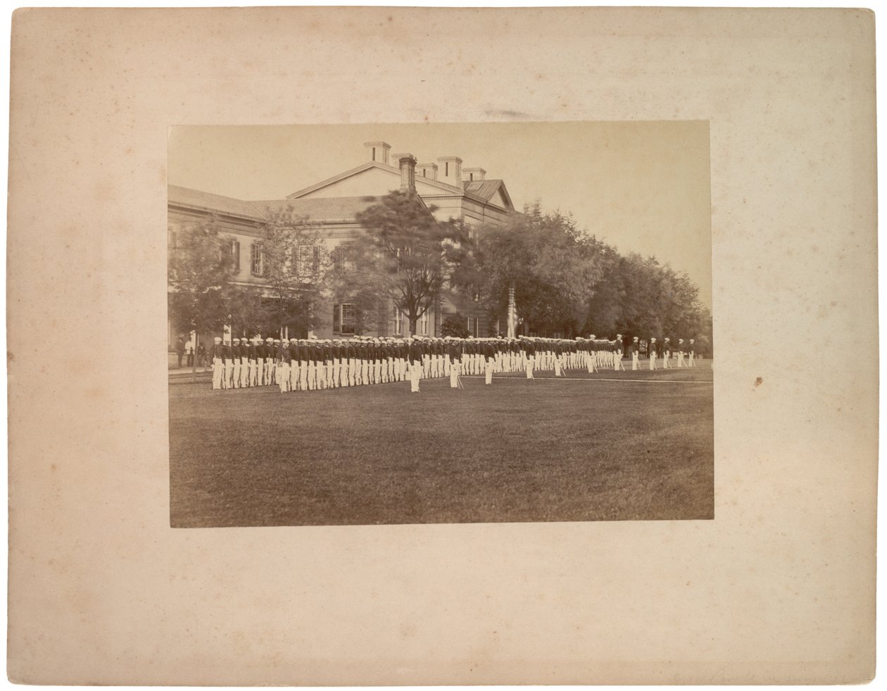 Letní přehlídka šatů, cca 1870 (sépiová fotografie) od American Photographer