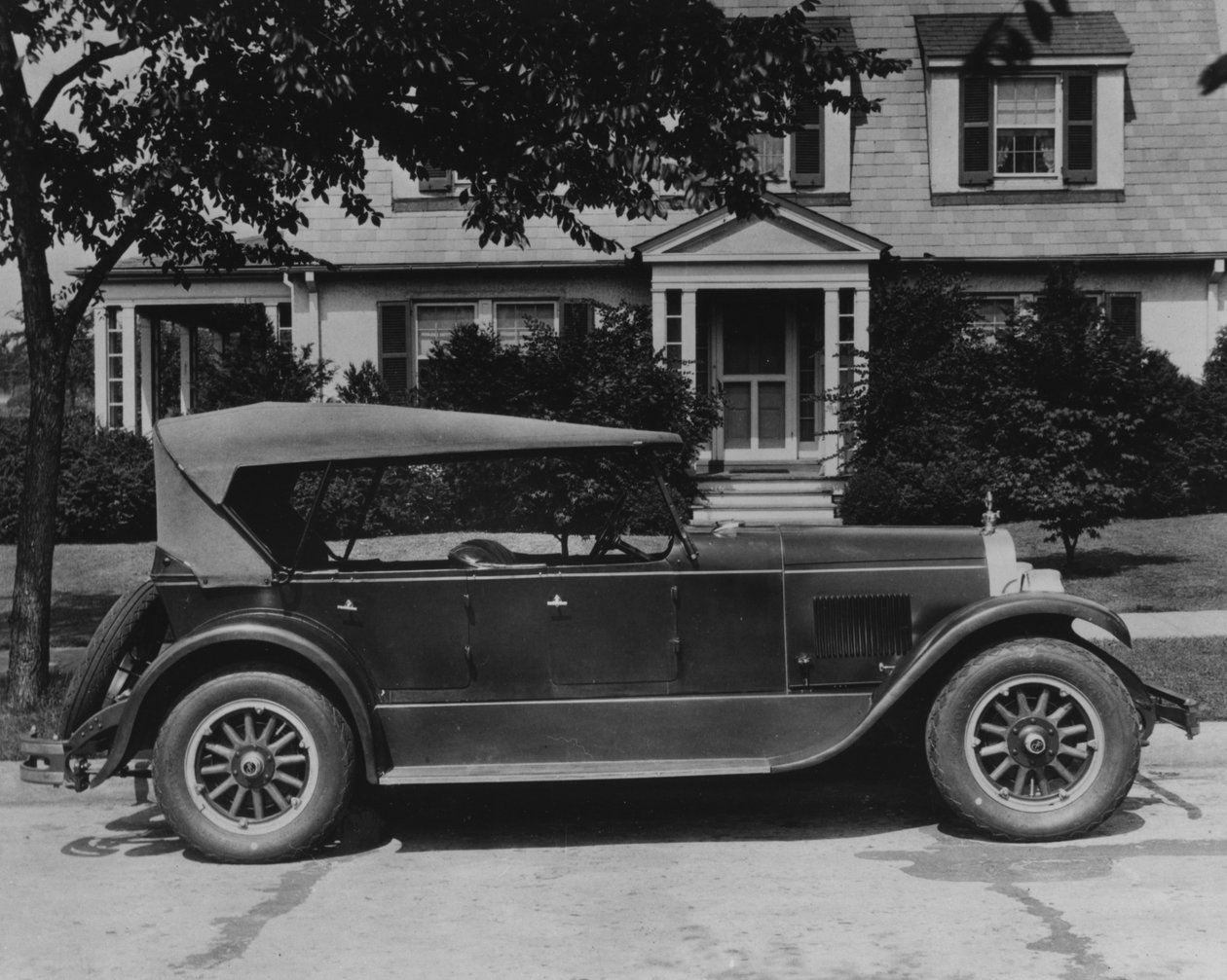 Automobil DuPont na přední straně domu, cca 1919-30 od American Photographer