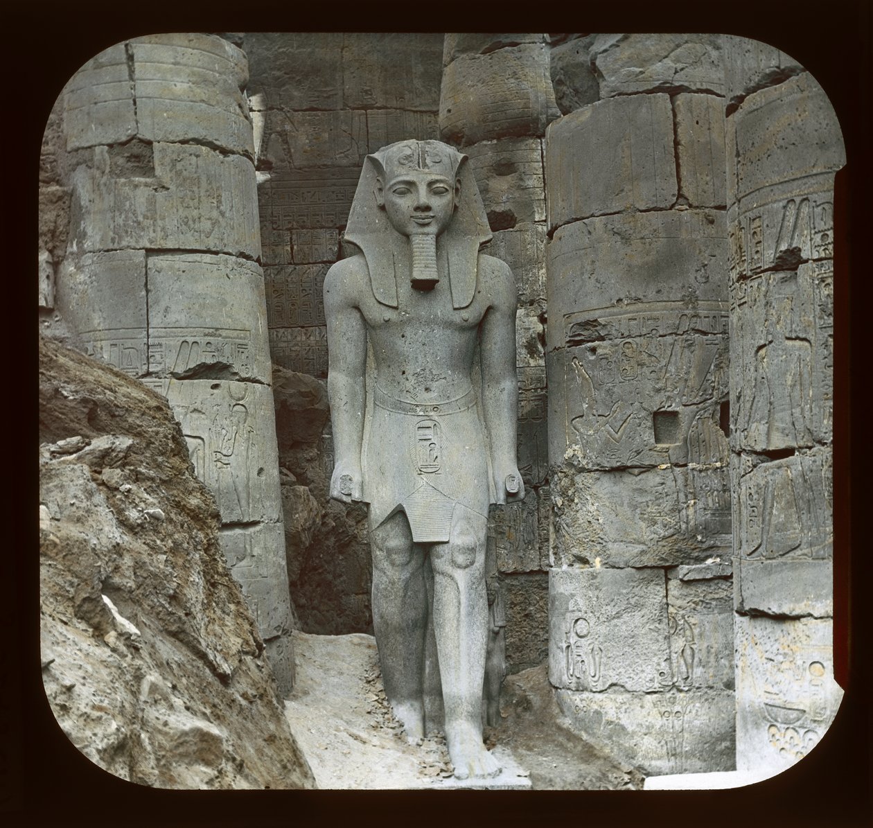 Egypt, socha Ramsese II, Luxor (skluzavka lucerny) od American Photographer
