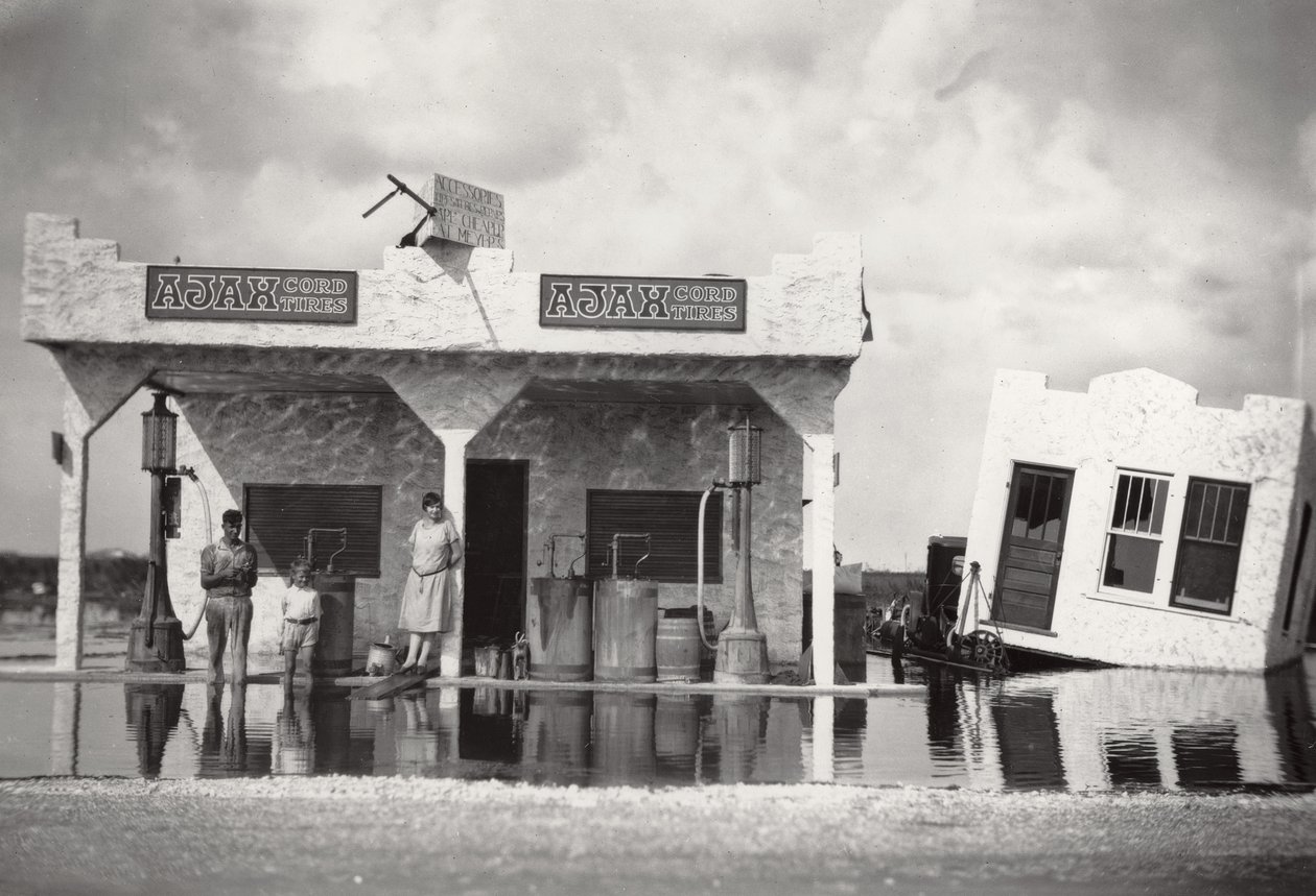 Čerpací stanice, Hialeah, Florida v roce 1926 hurikán, 1926 od American Photographer