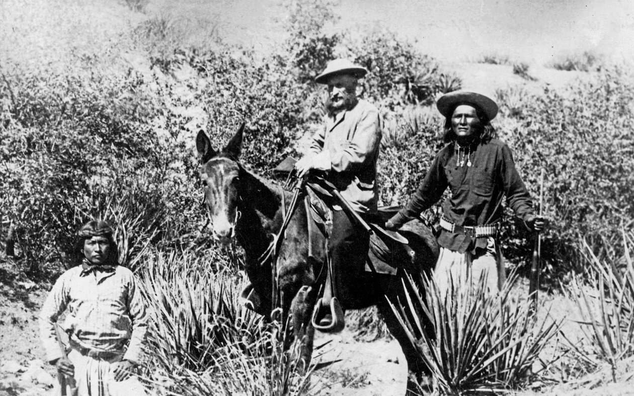 Generál George Crook na mezku se dvěma Apači v Arizoně, 1882 od American Photographer