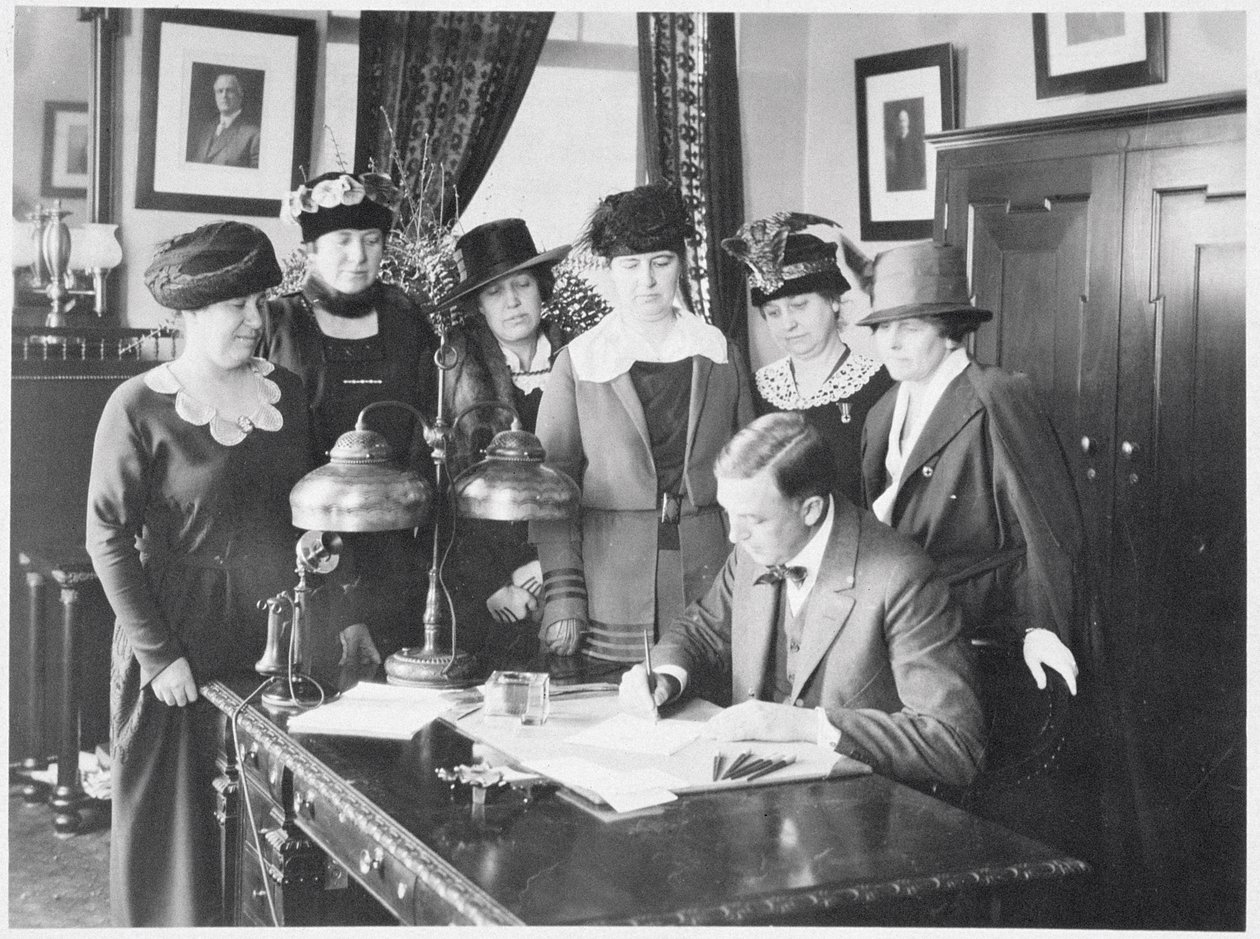 Guvernér Carl Elias Milliken při podepisování zákona o volebním právu při pohledu šesti žen, 1917 od American Photographer