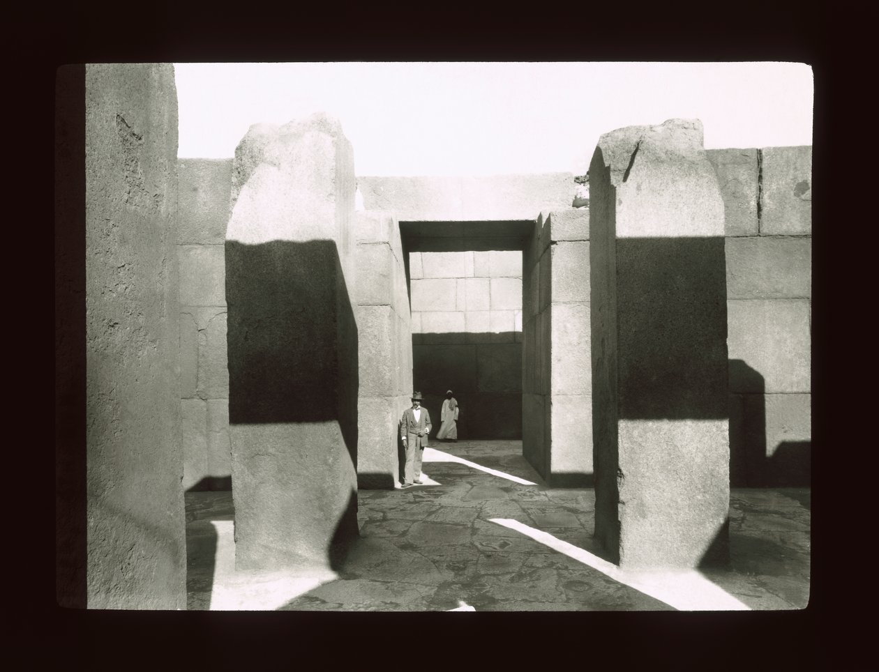Žulový chrám poblíž pyramidy Khephren, Gizeh, 4. dynastie (skluzavka lucerny) od American Photographer