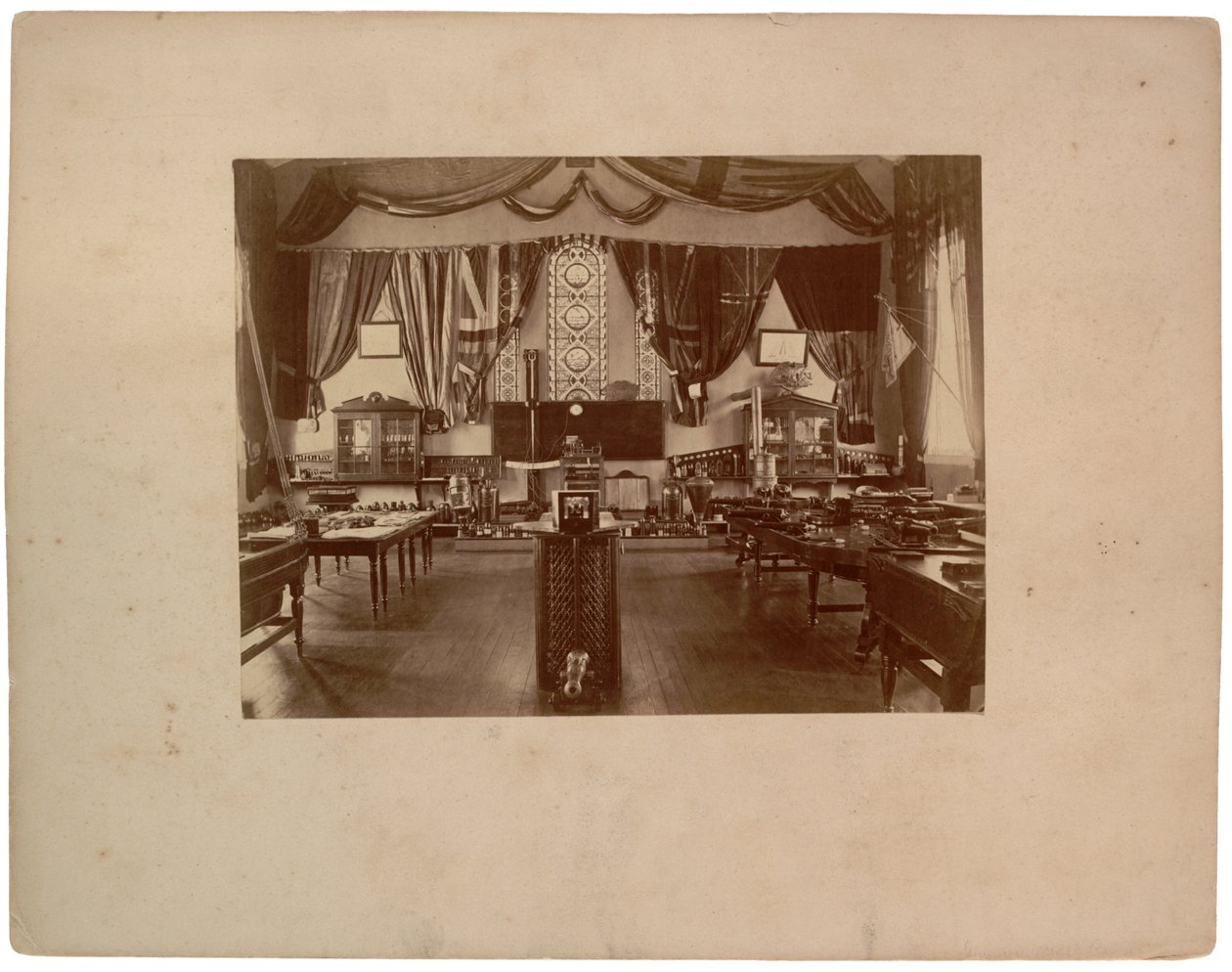 Modelová místnost dělostřelby, cca 1870 (sépiová fotografie) od American Photographer