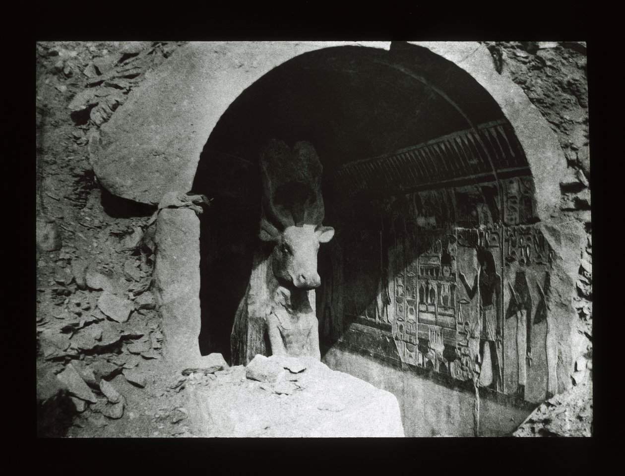Kráva Hathor ve svatyni 18. dynastie, Deir El-Bahri (skluzavka s lucernou) od American Photographer