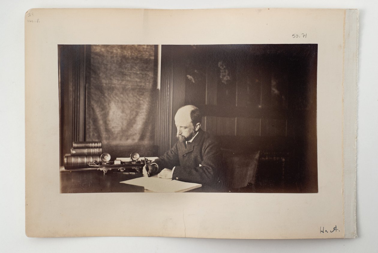 Henry Adams seděl u stolu, 1883 od American Photographer