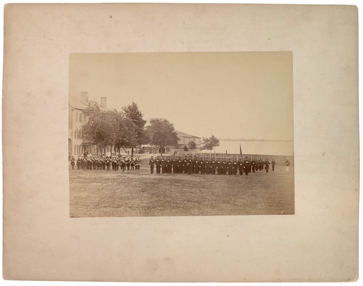 Cvičení pěchoty, cca 1870 (sépiová fotografie) od American Photographer