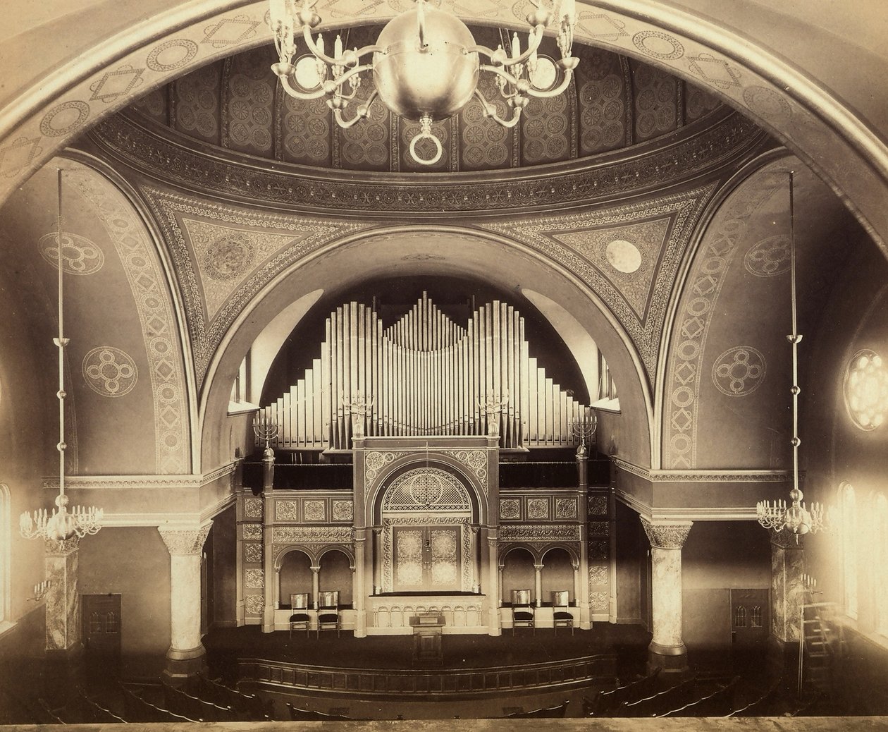 Interiér newyorské synagogy od American Photographer