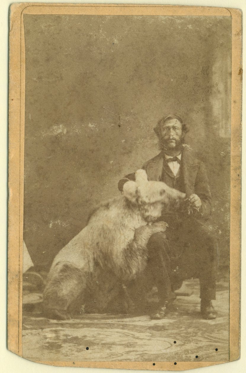 James Capen Grizzly Adams (1807-60) fotografoval s medvědem Grizzlym od American Photographer