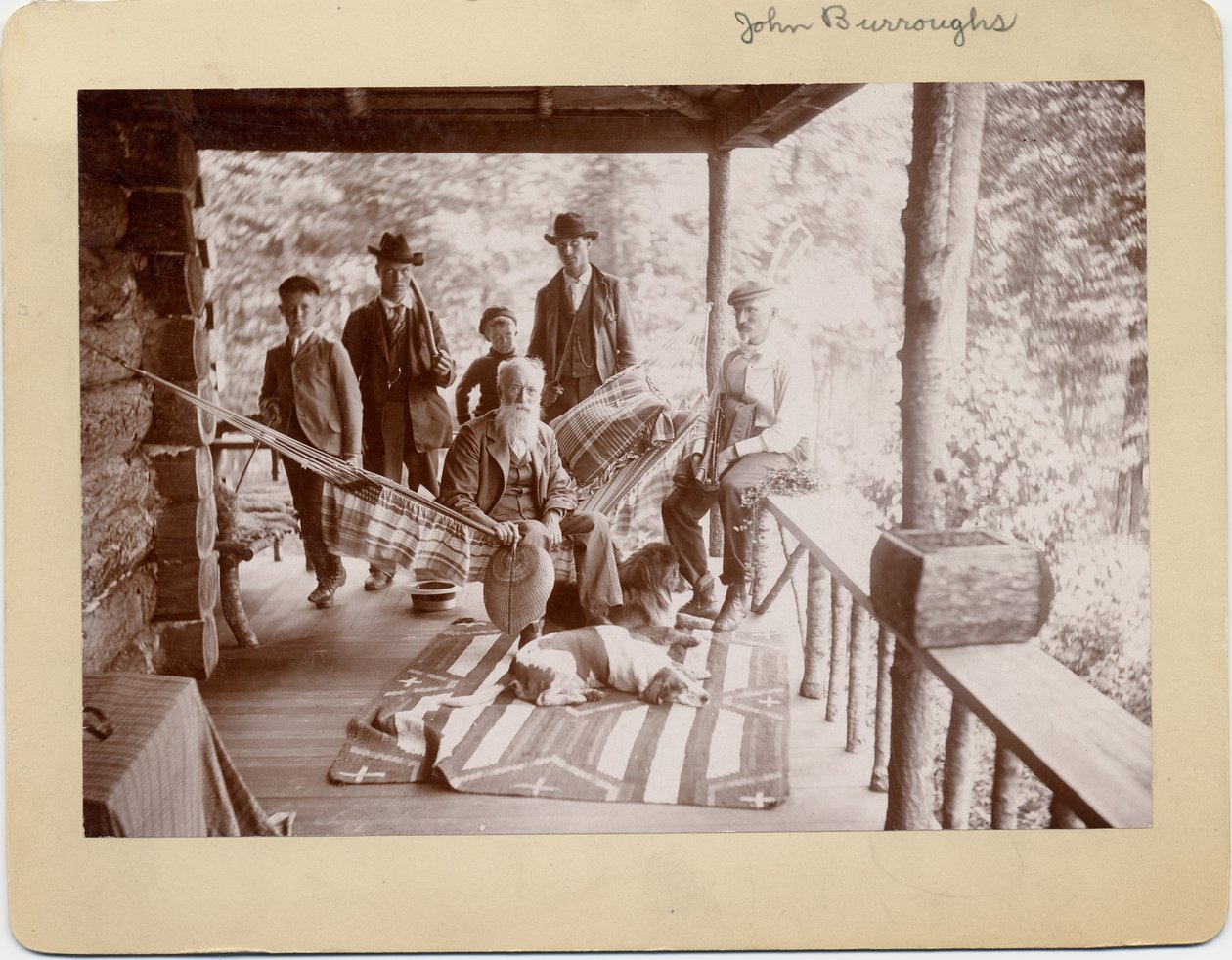 John Burroughs (1827-1921), americký přírodovědec, sedící na houpací síti uprostřed skupiny (foto chloridu stříbrného) od American Photographer