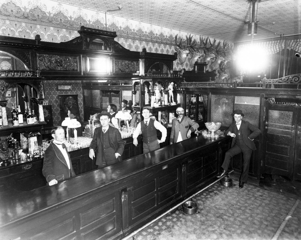 Leadville Saloon, kolem 1883-89 od American Photographer