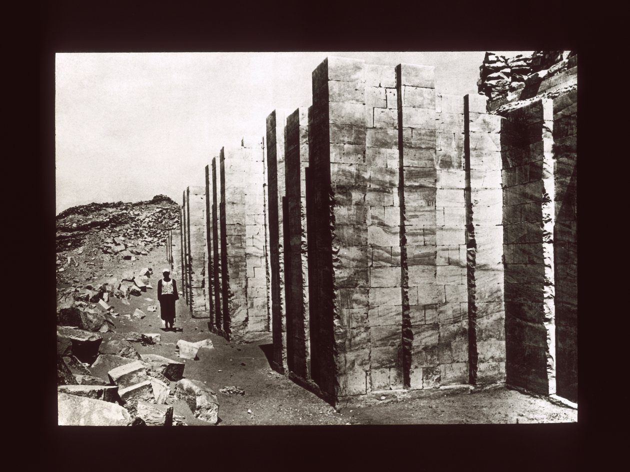 Vápencová ohrada stupňovité pyramidy, Sakkara, 3. dynastie (skluzavka s lucernou) od American Photographer