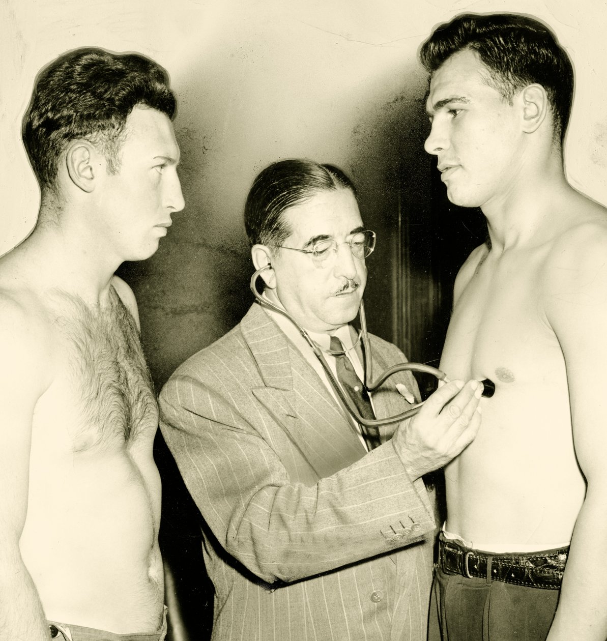 lékařská prohlídka před boxerským zápasem, c. 1930 od American Photographer