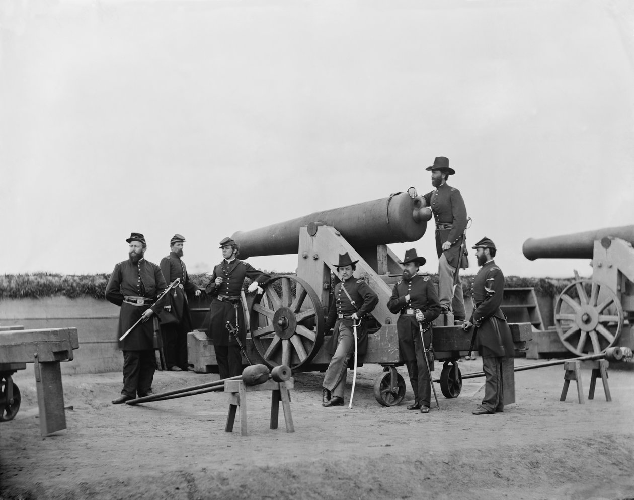 Důstojníci pózující s těžkou zbraní před Washingtonem, DC, ca. 1862 od American Photographer