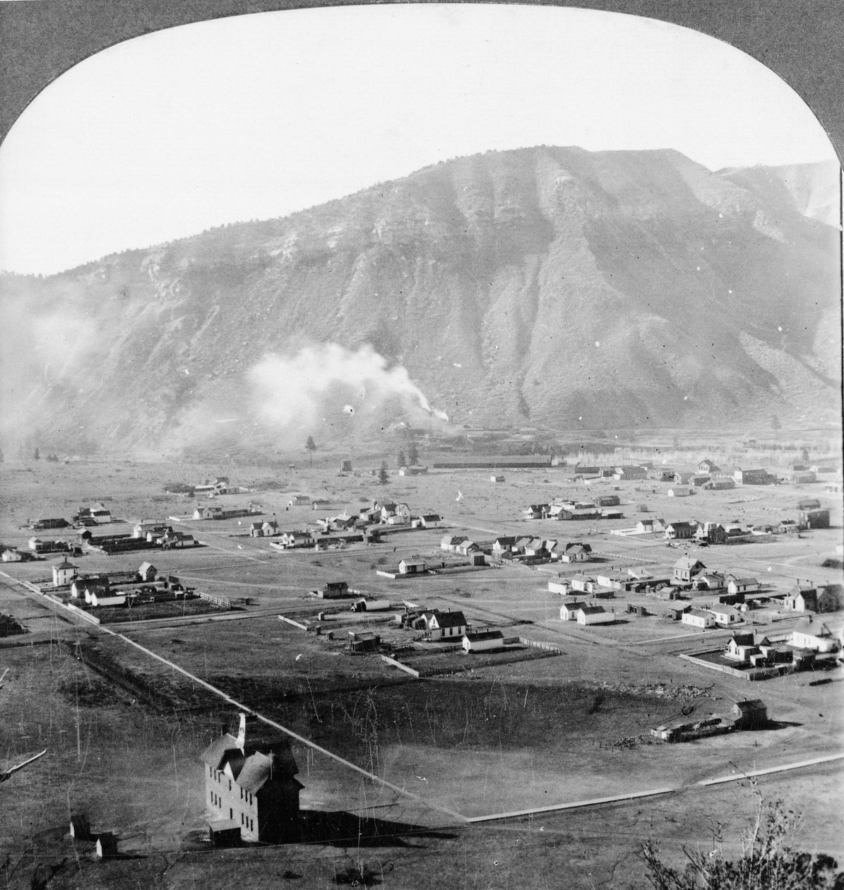 Přehled Duranga, Colorado, s horami v dálce od American Photographer