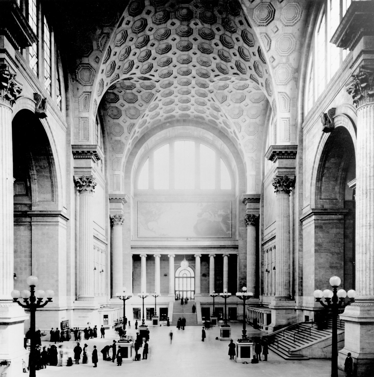 Pennsylvania Station, New York City, hlavní čekárna – pohled na sever, kolem roku 1910 od American Photographer