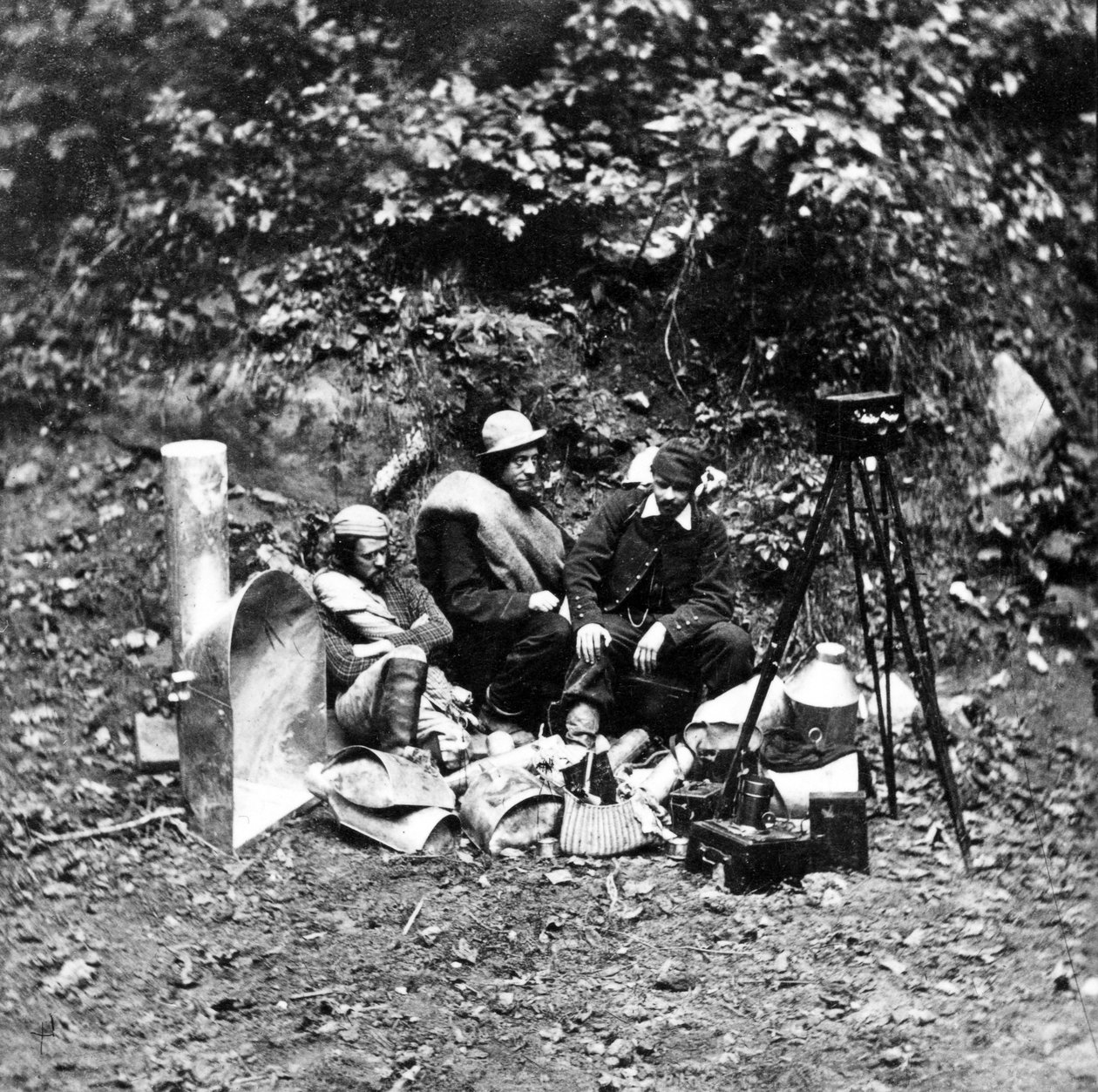 Fotografové a jejich vybavení na expedici k fotografování interiéru Mamutí jeskyně, ze série Magnesium Light Views in Mammoth Cave, 1866 od American Photographer