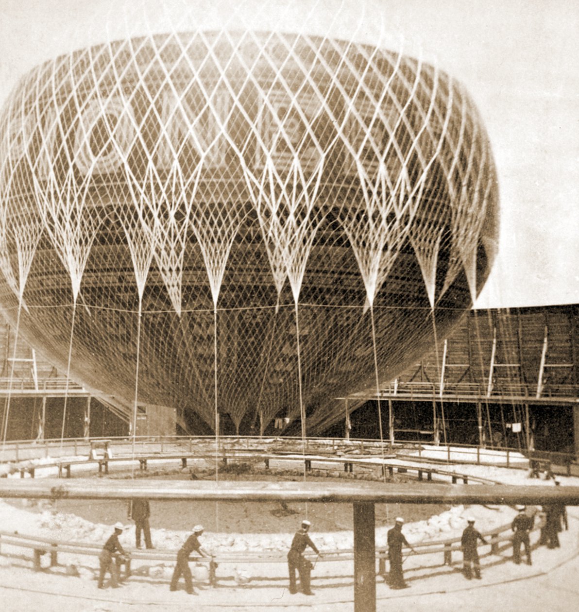 Zajatecký balón Professor Kings, The Pioneer, Manhattan Beach Resort, Kalifornie, 1879 (sépiová fotografie) od American Photographer