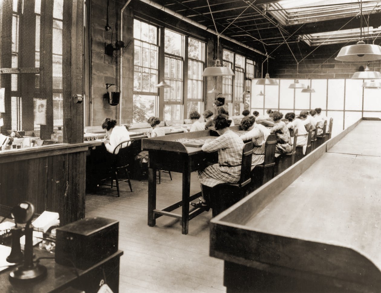 Radium Girls pracují v továrně United States Radium Corporation. c.1922 (sépiová fotografie) od American Photographer
