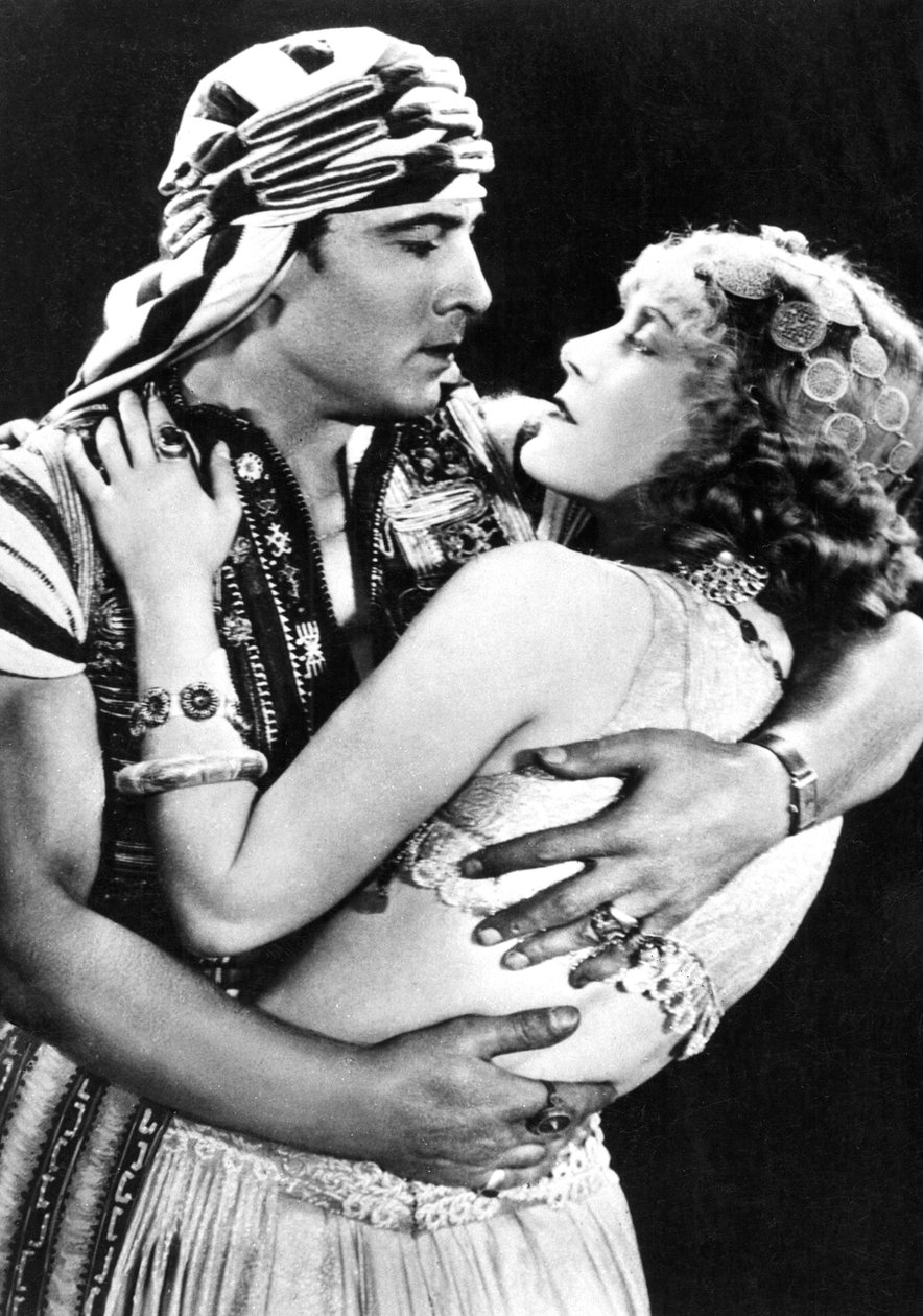 Rudolf Valentino jako Ahmed a Vilma Banky jako Yasmin ve filmu Syn šejka 1926, kolem roku 1930 od American Photographer