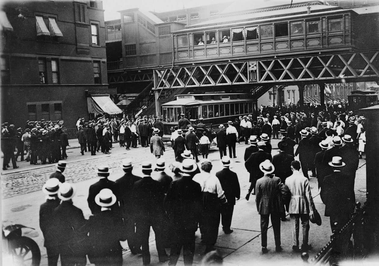 Stávky, pouliční železnice, New York. Zastavený vůz na 86. ulici a 6. ulici, 1916 od American Photographer