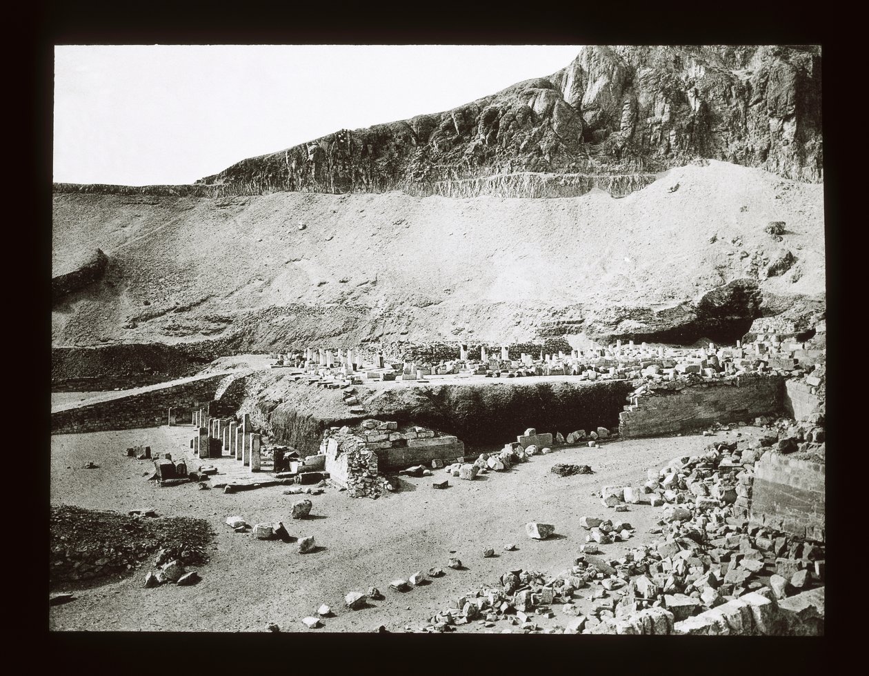 Chrám Menthu-Hotep, Deir El-Bahri (skluzavka s lucernou) od American Photographer