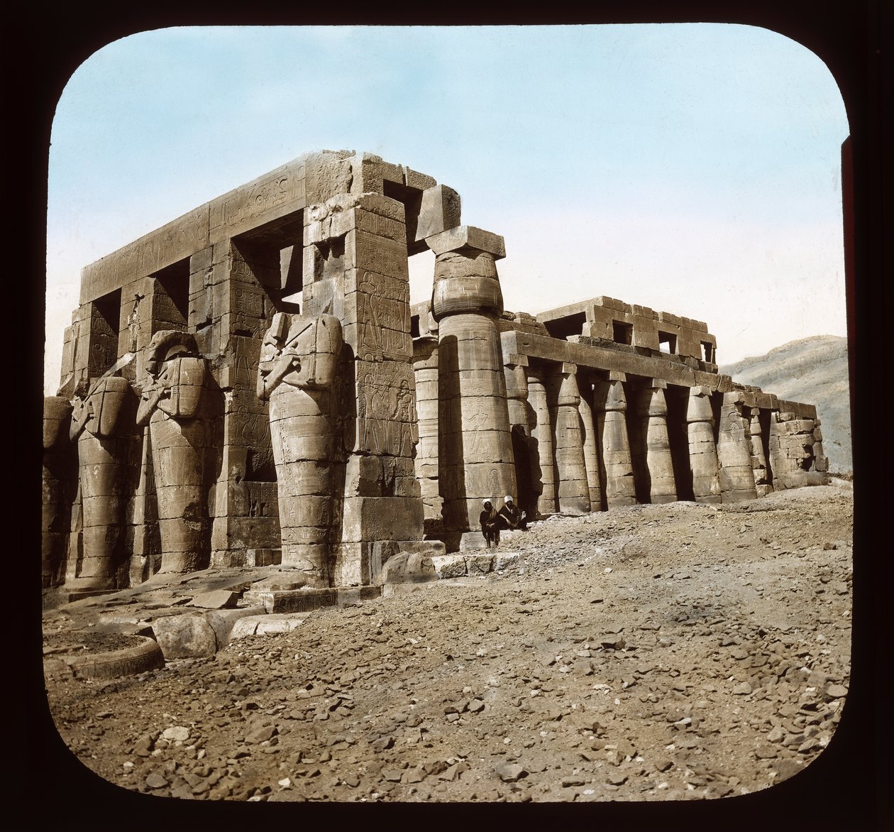 Théby - Ramesseum (skluzavka s lucernami) od American Photographer